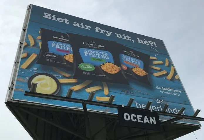 Wat wordt de Slechtste Slogan van 2022: 'Ziet air fry uit, hè?!' of toch 'Er vis er een jarig hoera hoera!'
