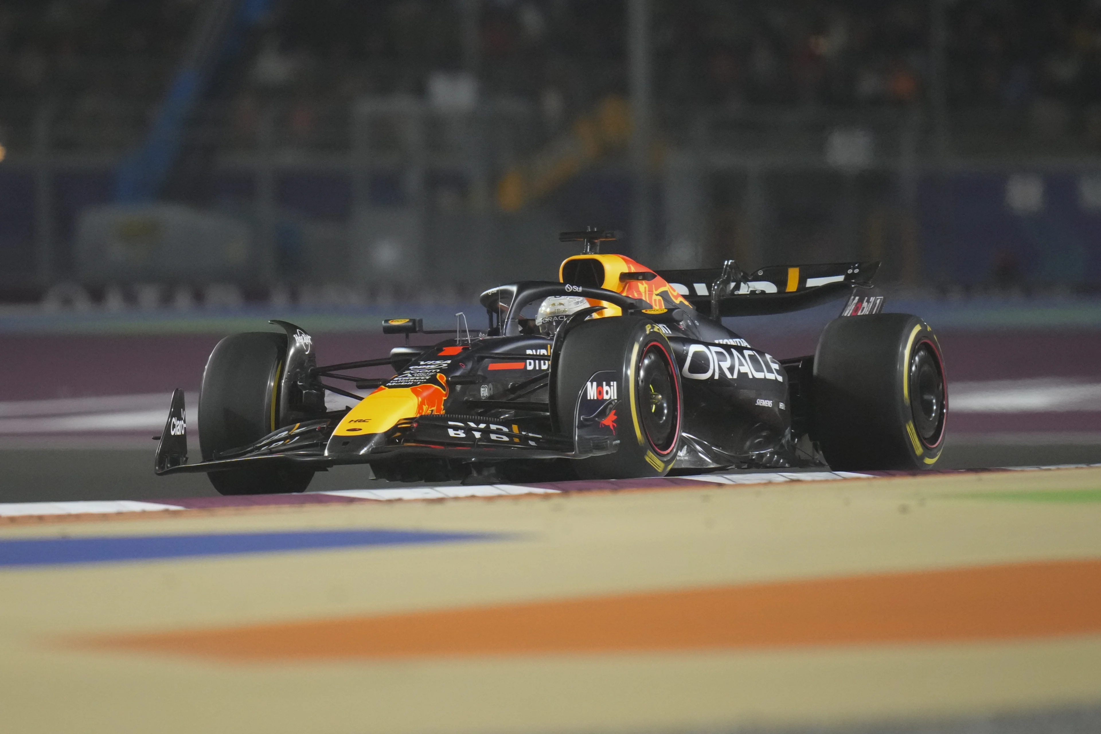 Max Verstappen heer en meester tijdens chaotische Grand Prix Qatar 