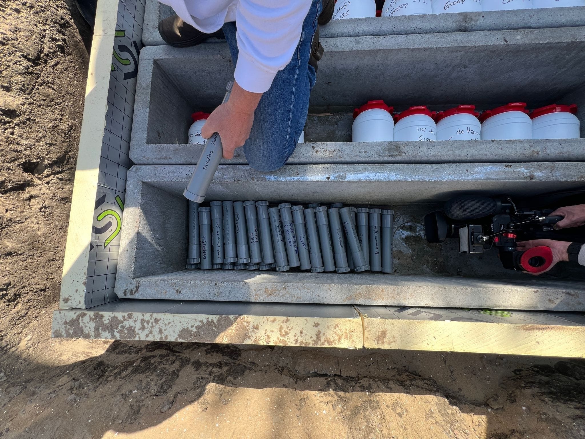 700 tijdcapsules begraven in Loosdrecht, over twintig jaar gaan ze open