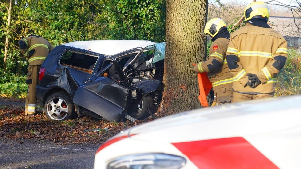 Automobilist (36) overleden na flinke crash tegen boom in Nieuwkuijk