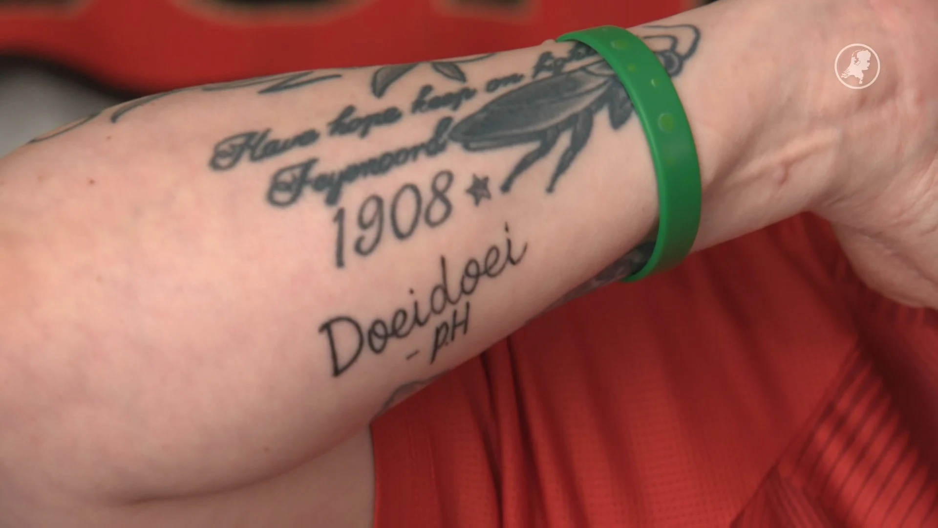 Feyenoord-fans nemen afscheid van 'Stem van De Kuip' Peter Houtman