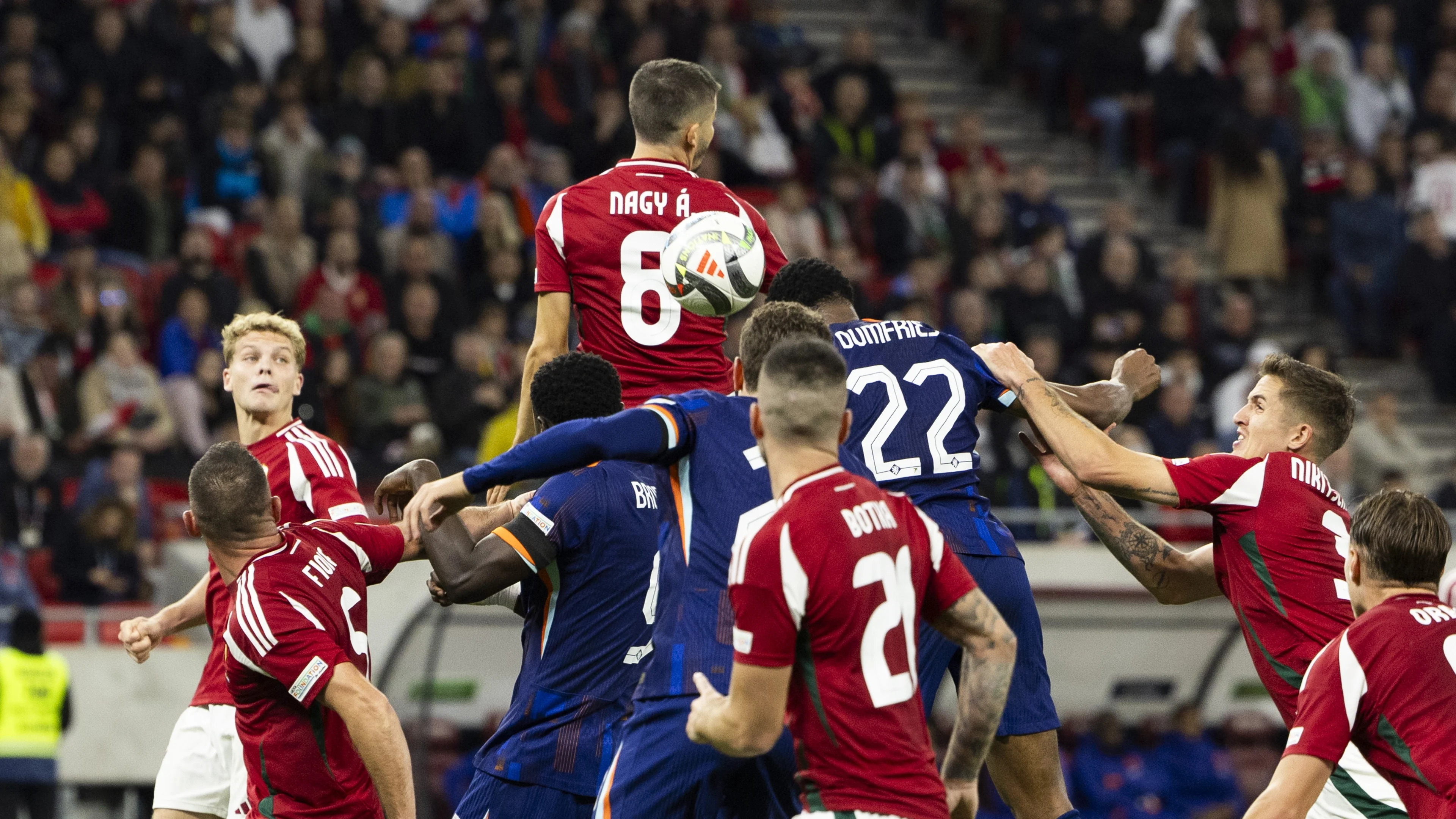 Dumfries redt punt voor Oranje tegen stug Hongarije