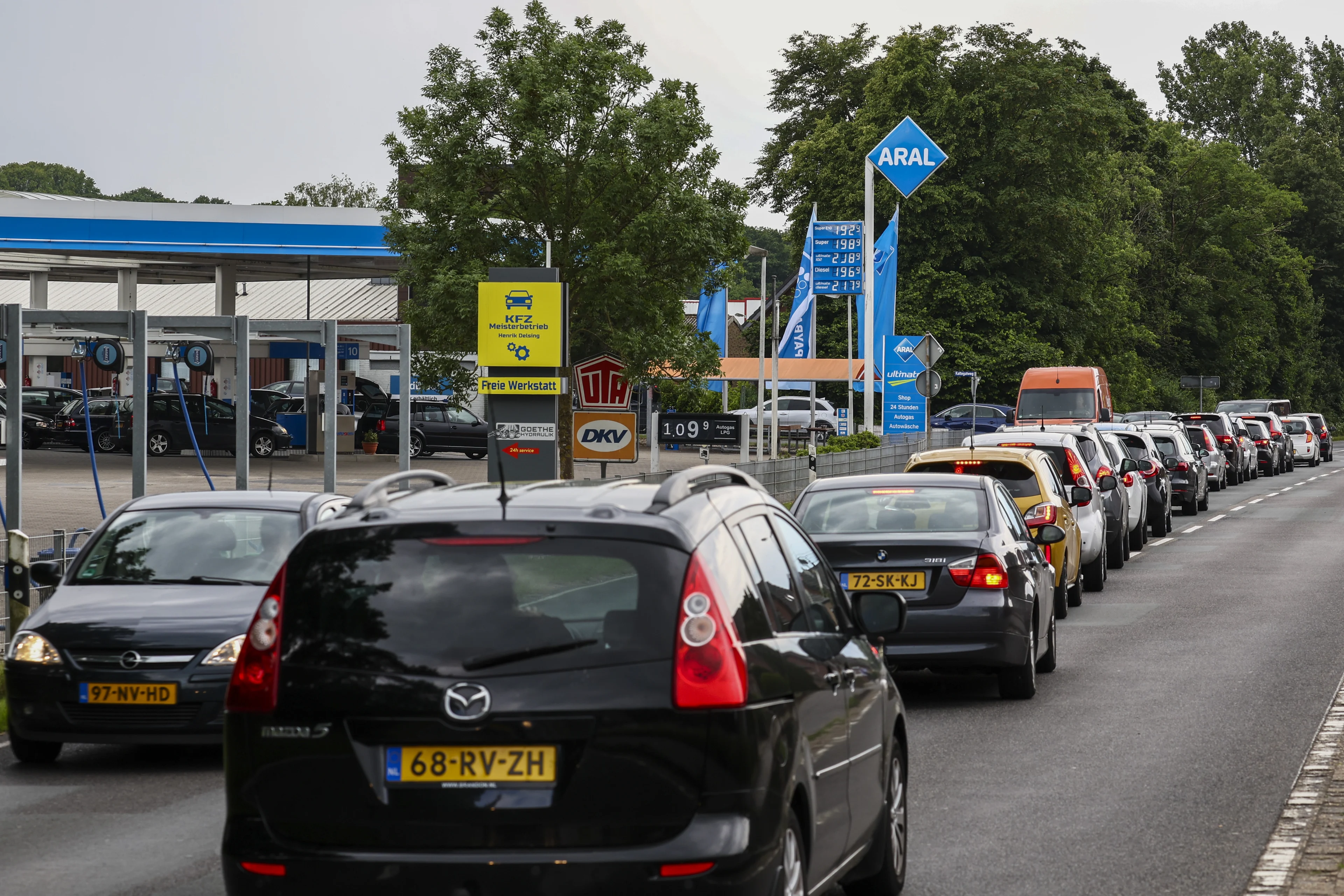 Tankstations vlak over de grens staan urenlang droog door run op brandstof