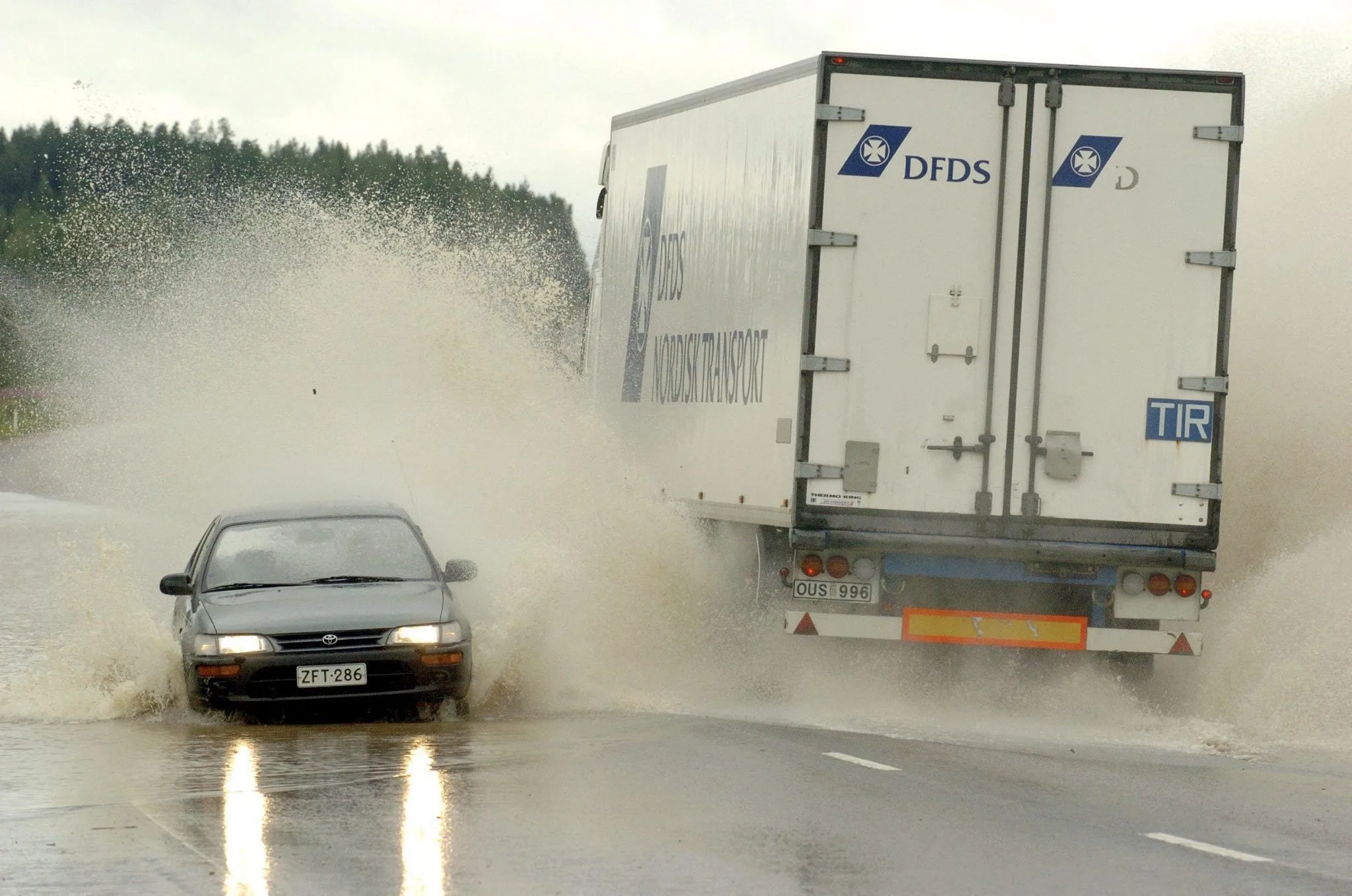 Rijden bij wateroverlast en aquaplaning: dit moet je weten