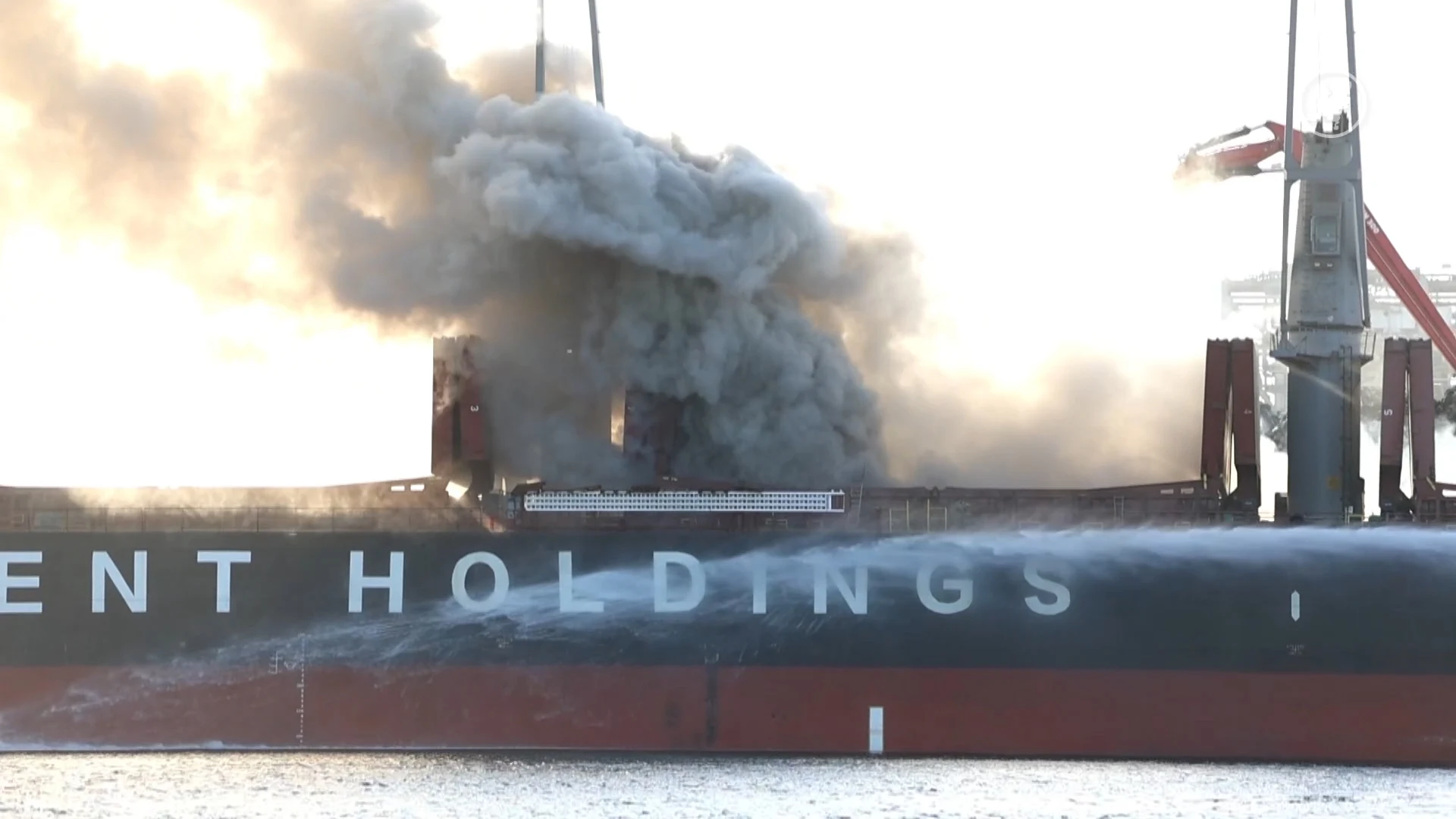 Brandweer nog uren bezig met blussen schip in Amsterdamse haven