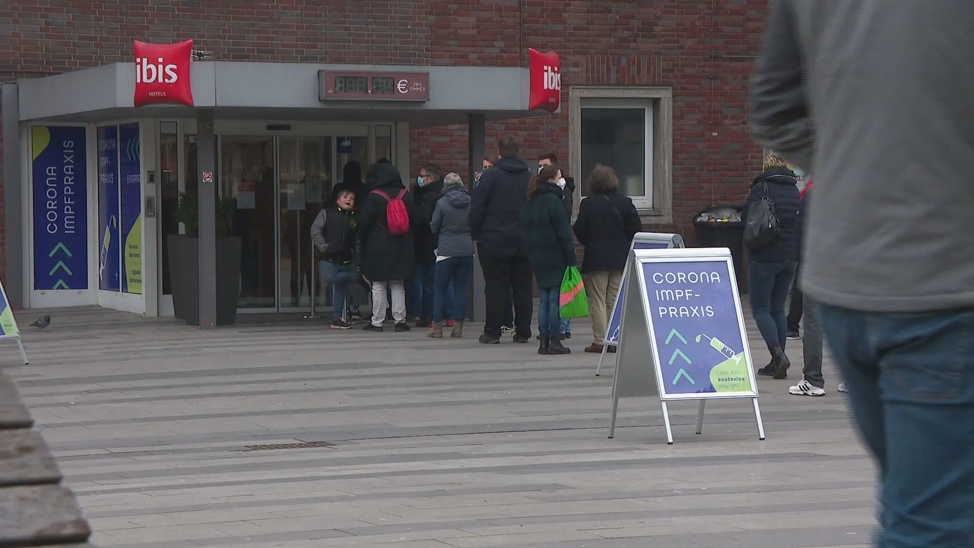 Nederlanders voor niks naar Duisburg voor boosterprik: 'We kunnen de wintersport wel vergeten'