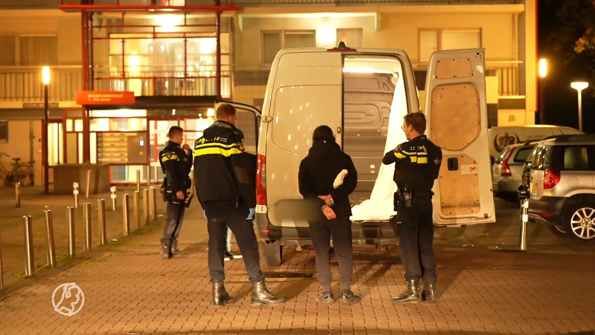 Bestelbus die speciaal ontworpen is voor ontvoeringen klemgereden in Eindhoven