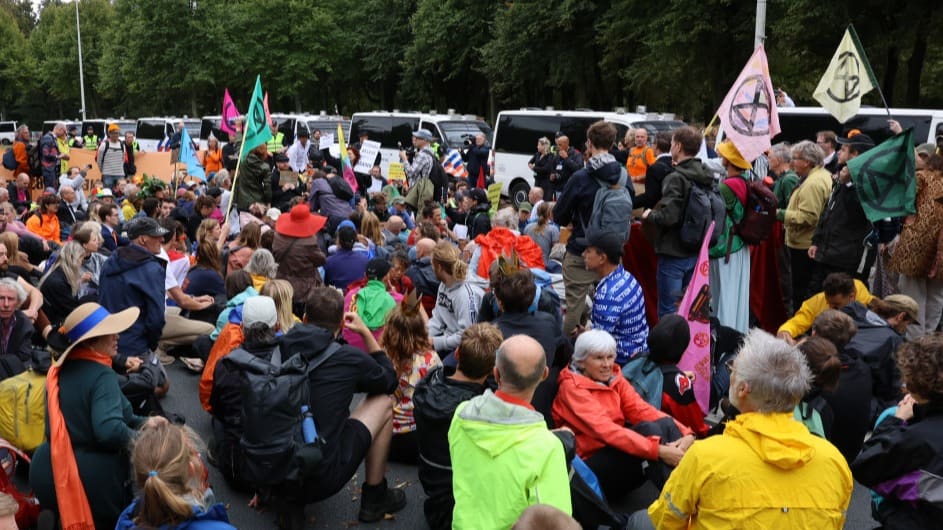 Ruim tweehonderd klimaatactivisten aangehouden op de A12