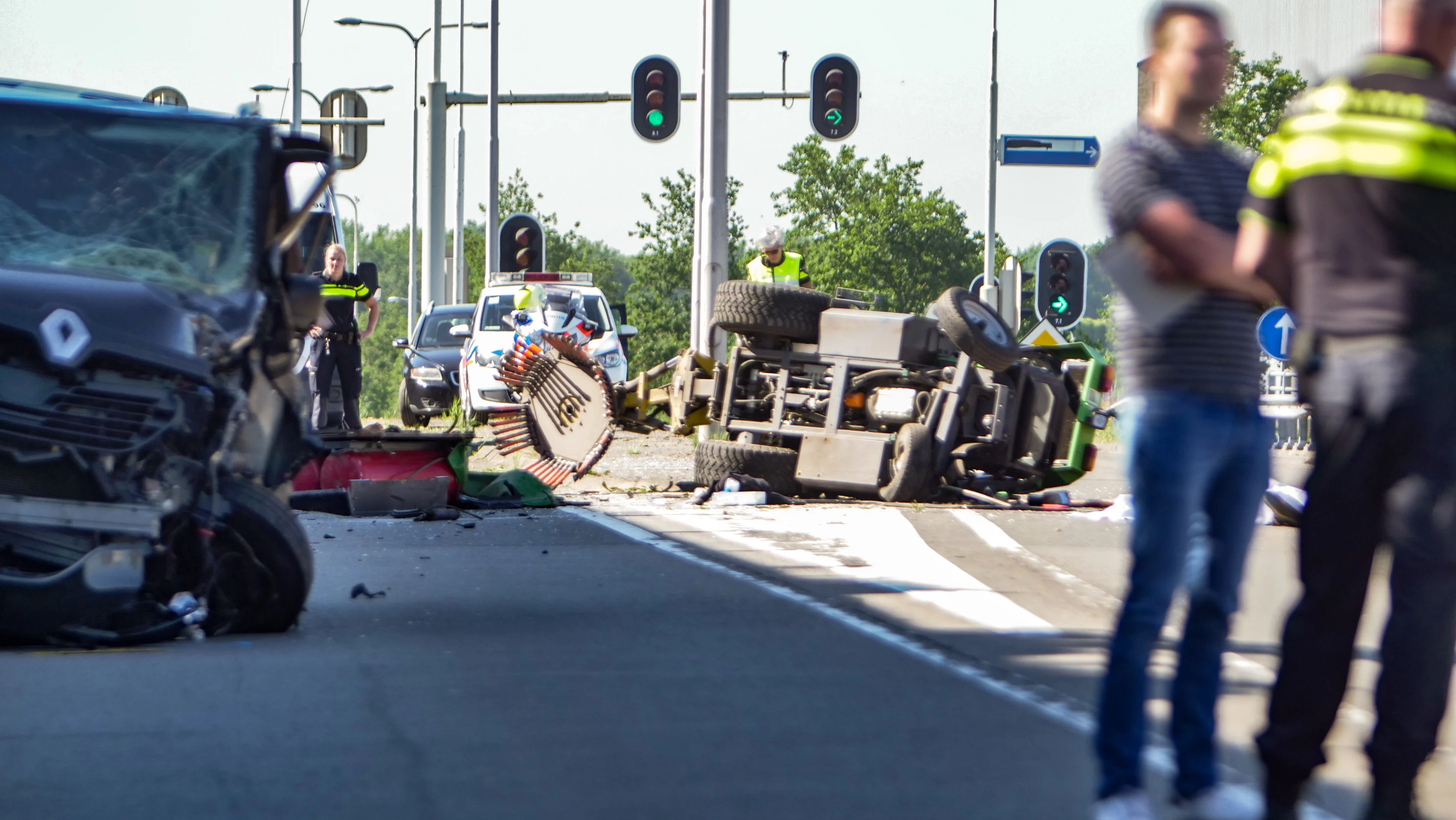 Bestelbusje botst frontaal op veegwagen, bestuurder (56) overlijdt