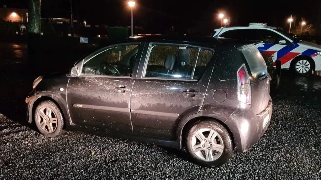 Wegpiraat racet met 180 km/u over de weg en ramt politieauto