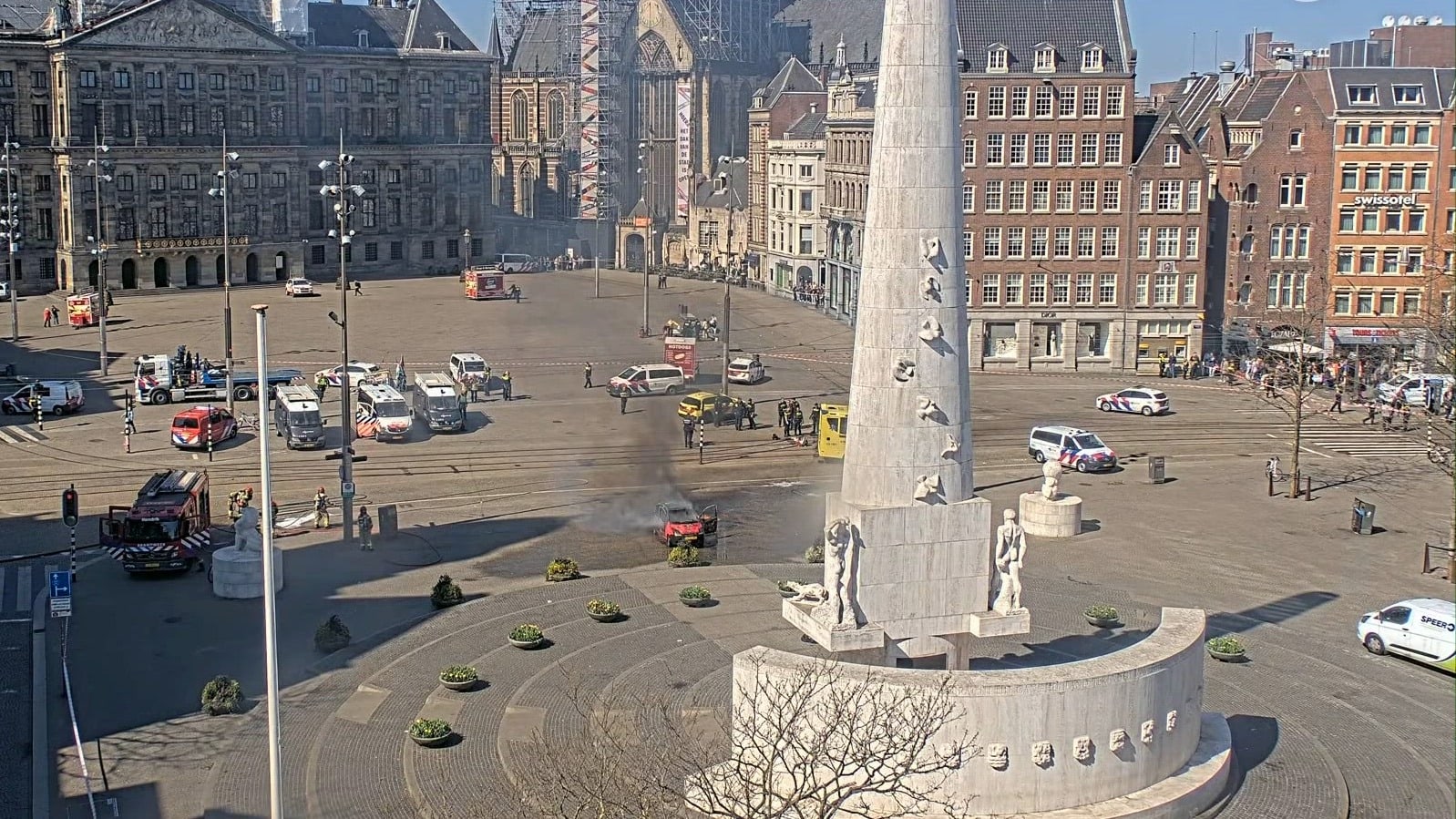 Ooggetuigen schrikken van ontploffing en brandende man op Dam: 'Toen ben ik weggerend'