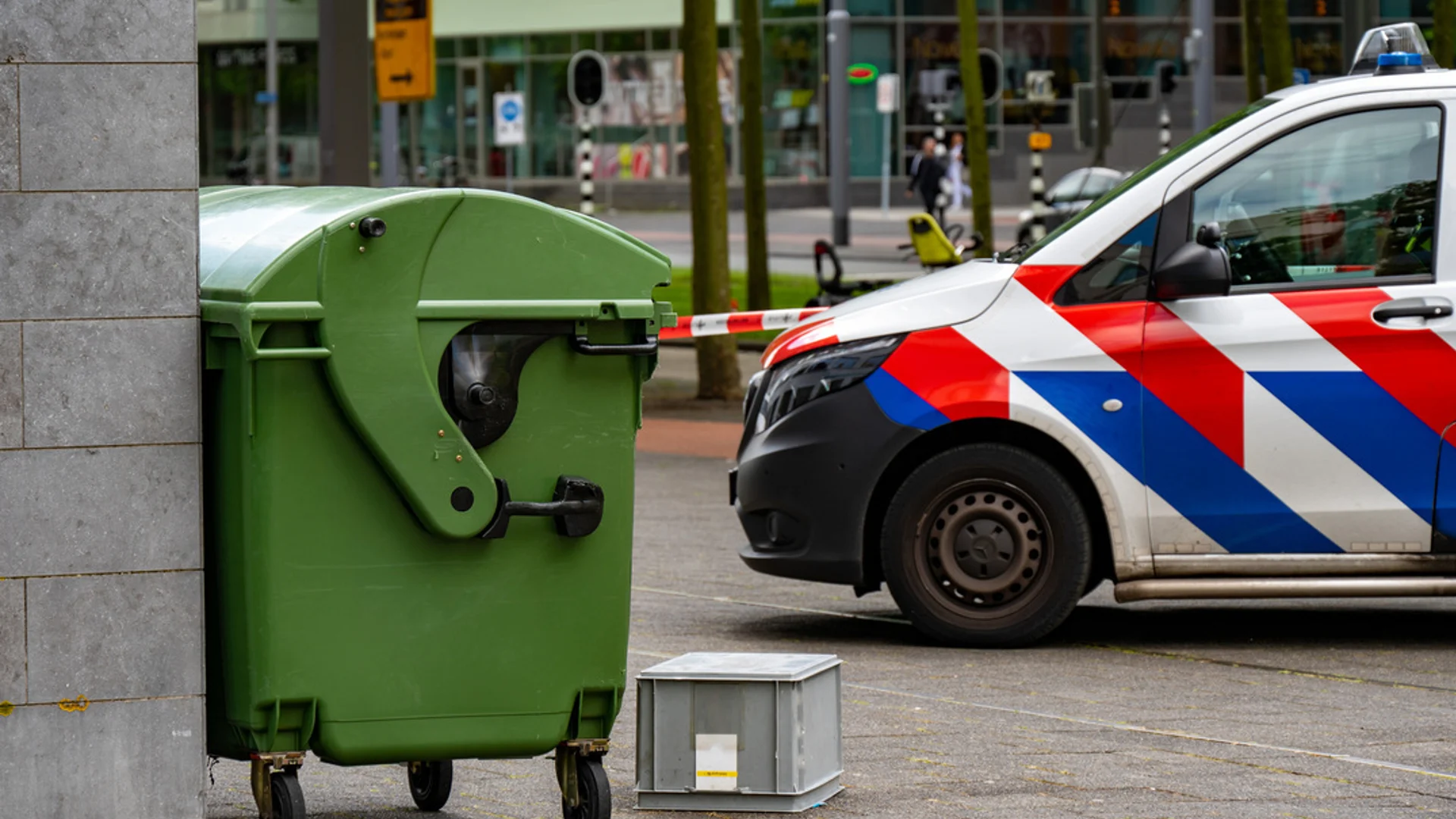 Vrouw in Rotterdam wil onbeheerde tas met flessen weggooien, maar spul ontploft