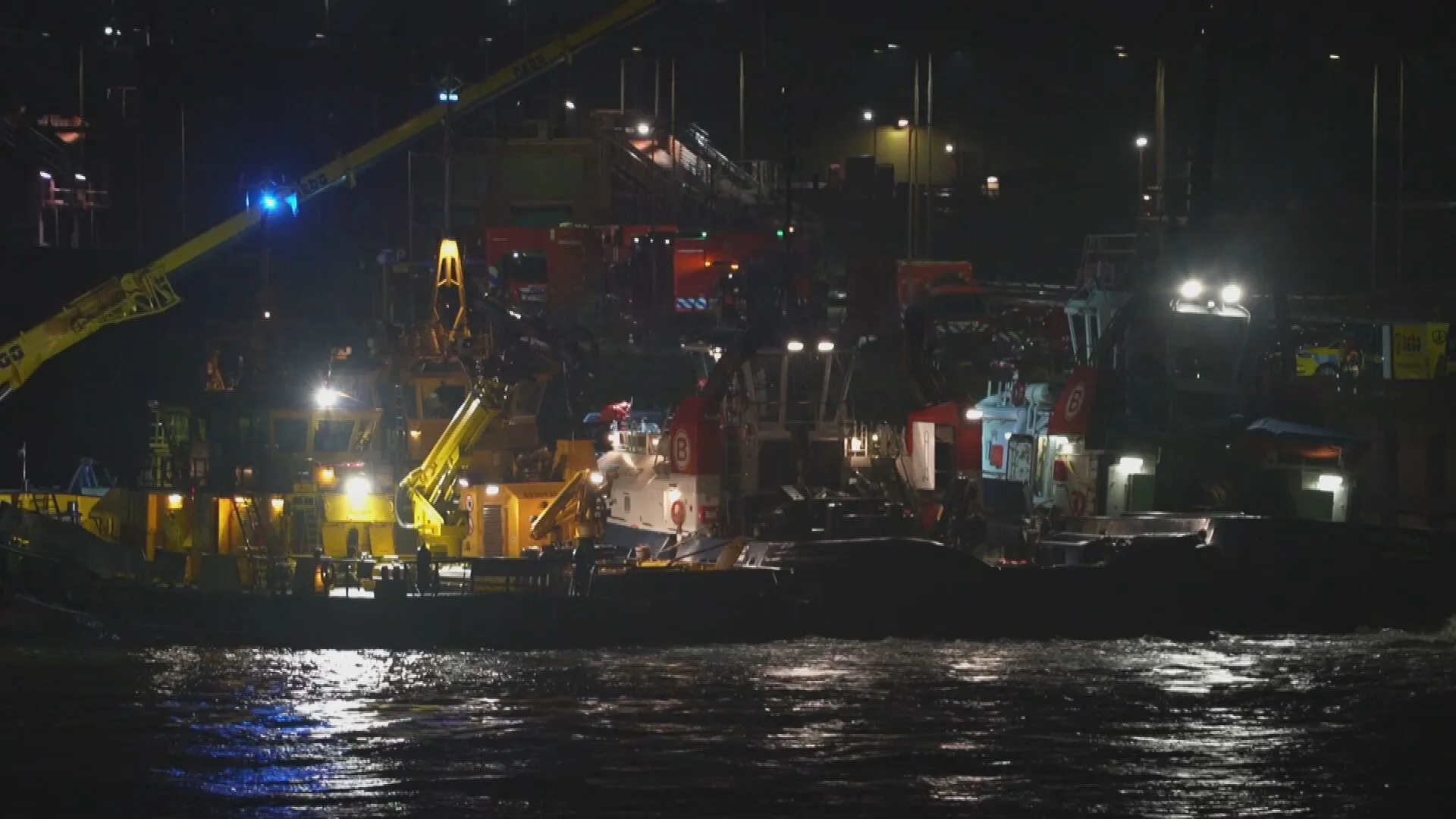 Sleepboot botst op zeeschip in Rotterdam: vijf mensen onwel
