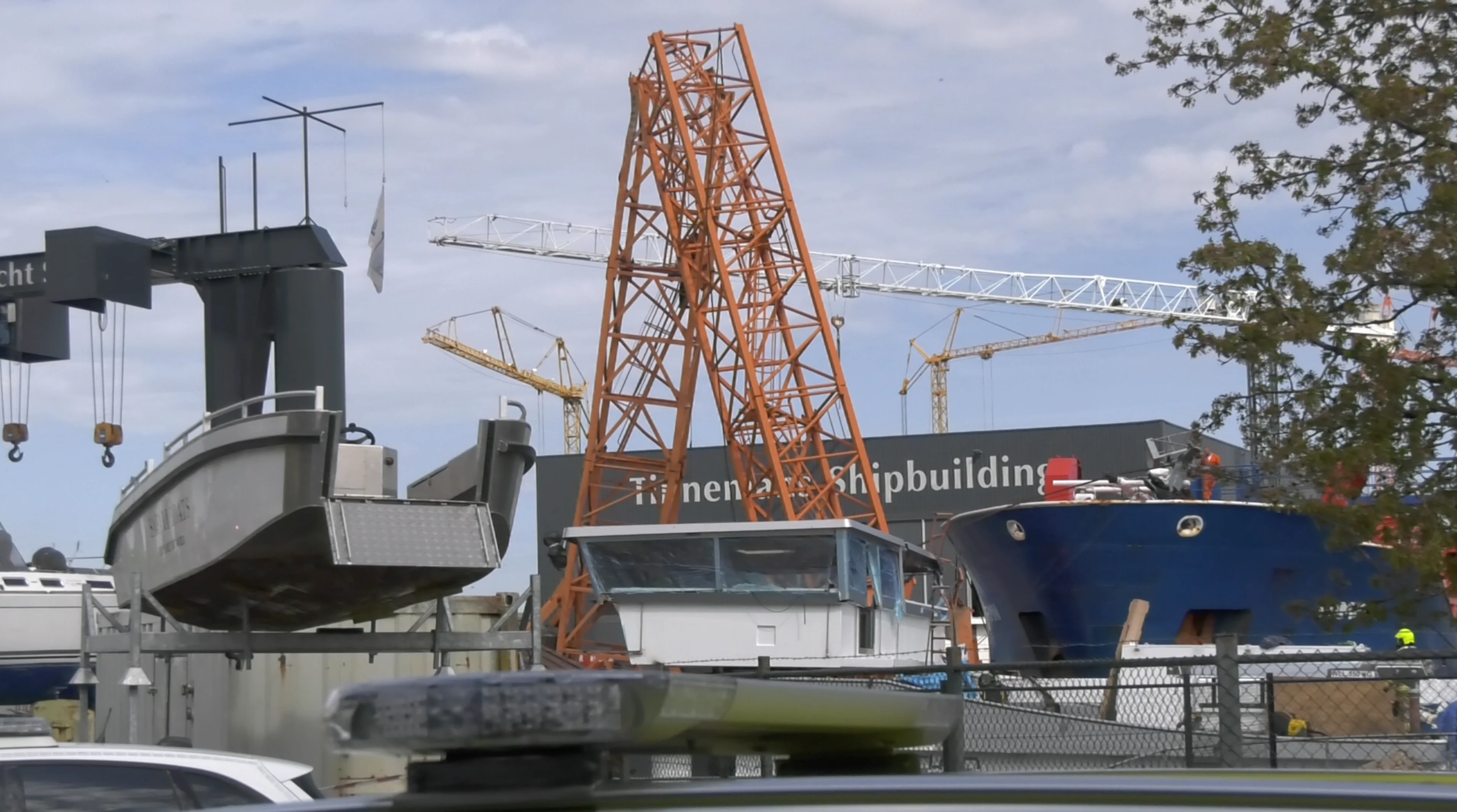 Twee gewonden door ongeluk met hijskraan in Maasbracht