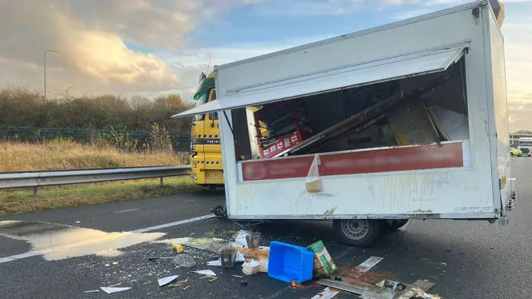 Vet klusje op de A2: frietkraam kantelt, frituurolie over de weg
