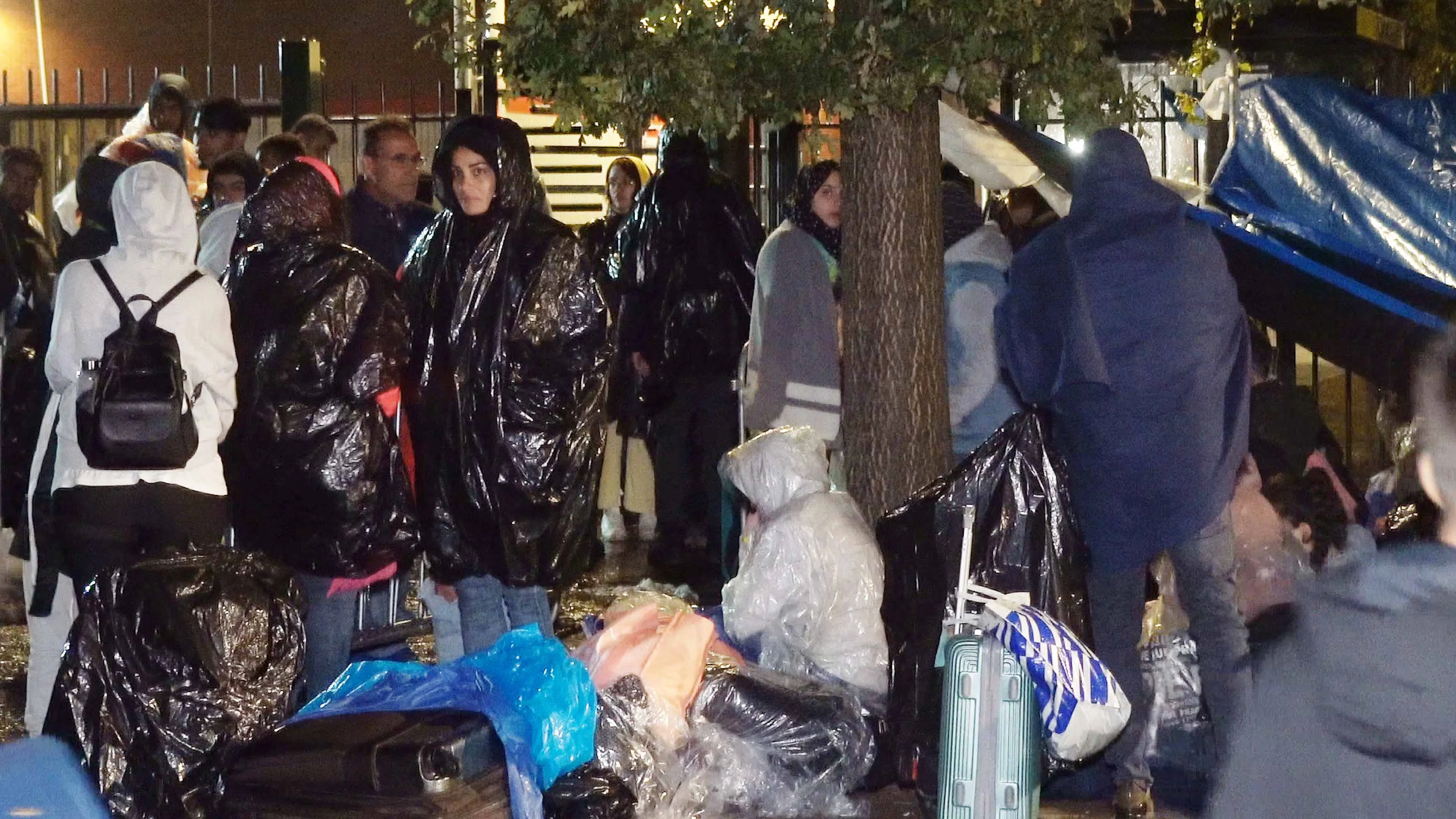 Opnieuw moesten zo'n driehonderd mensen buiten slapen bij Ter Apel