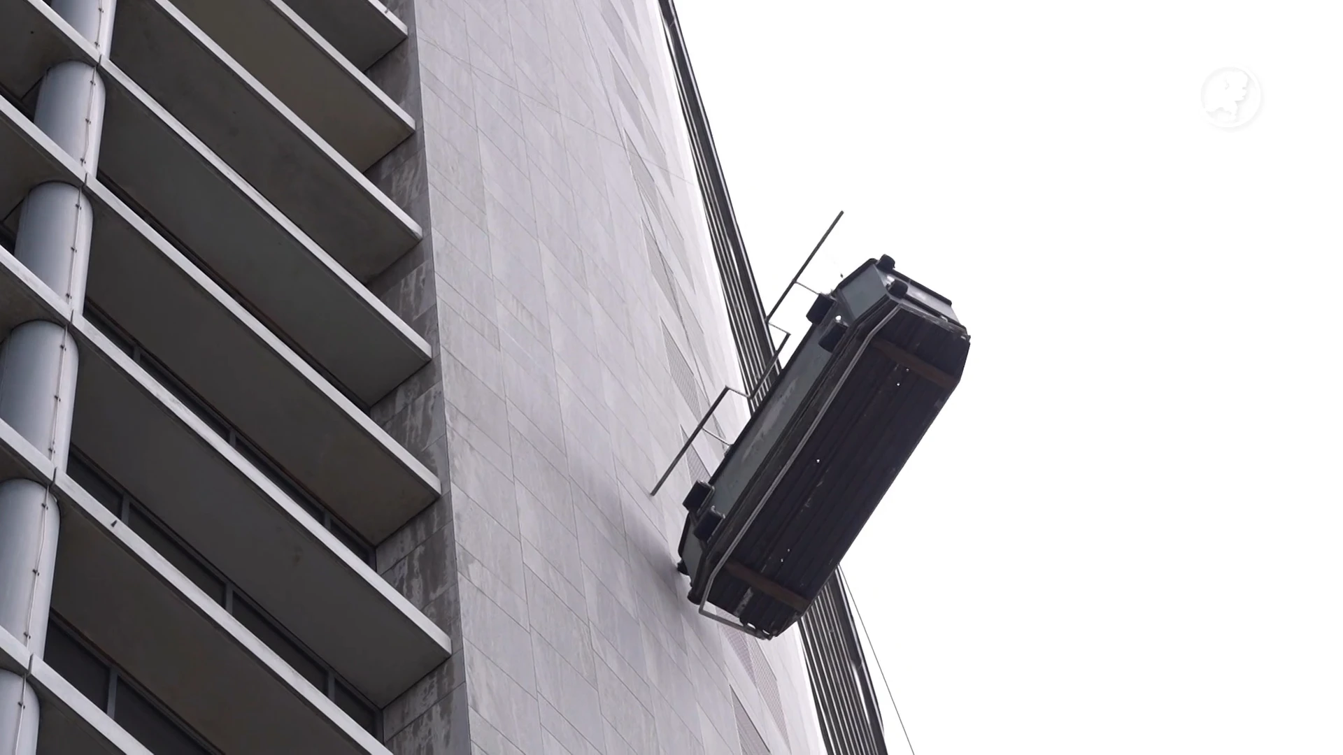 Glazenwasser vast op 50 meter hoogte in wankel bakje