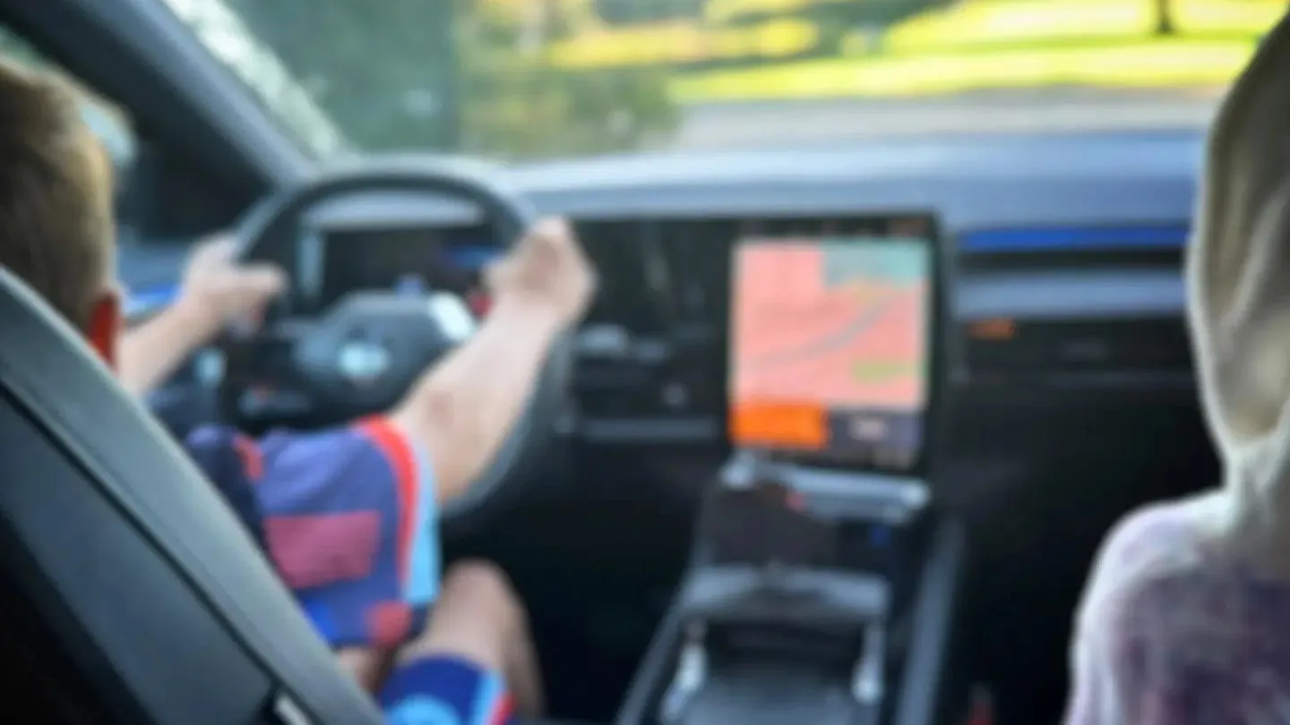 Slingerende auto blijkt bestuurd door jongetje (8), met zusje als passagier