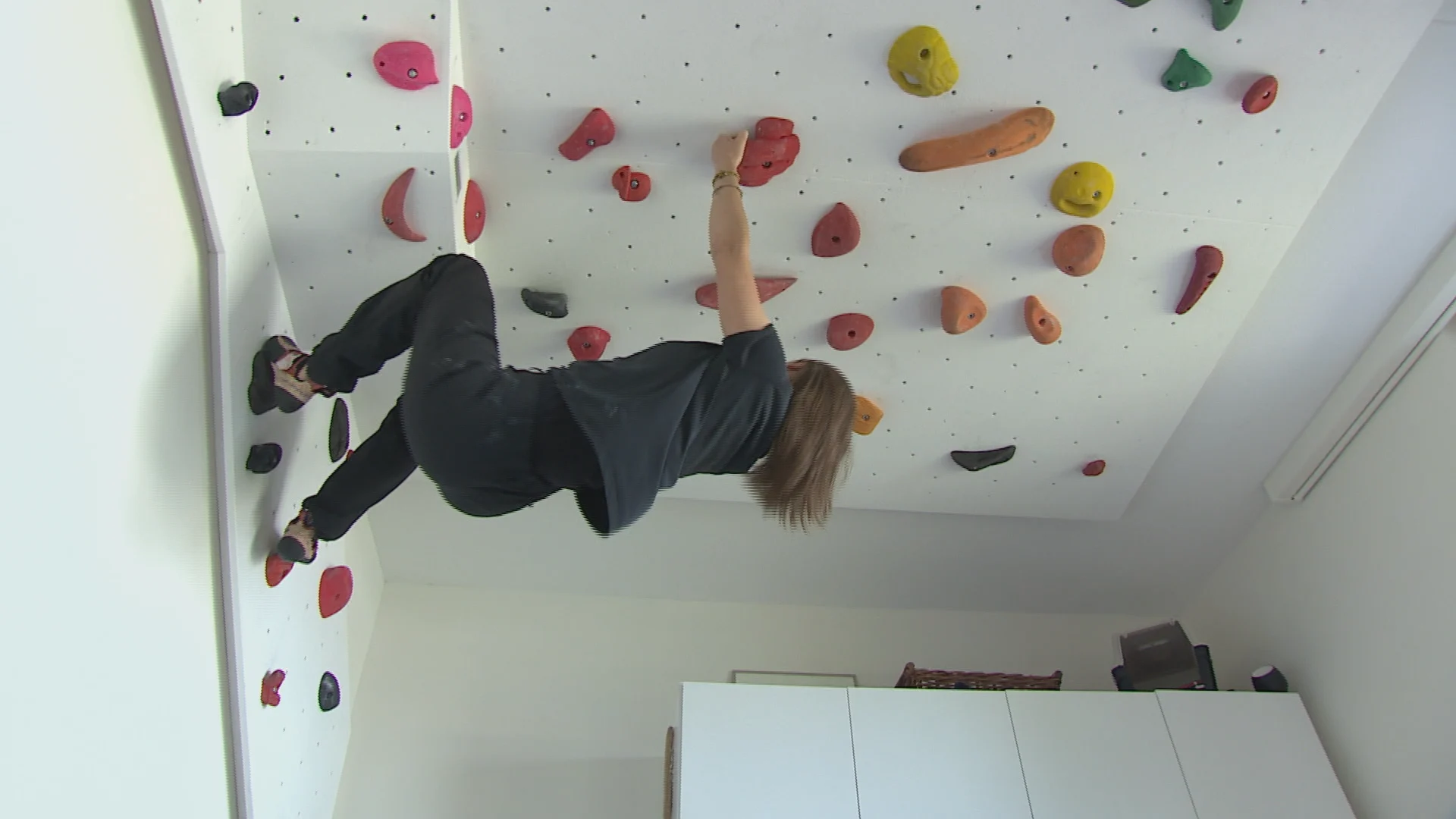 Quinten en Judith bouwen eigen klimmuur in hun slaapkamer