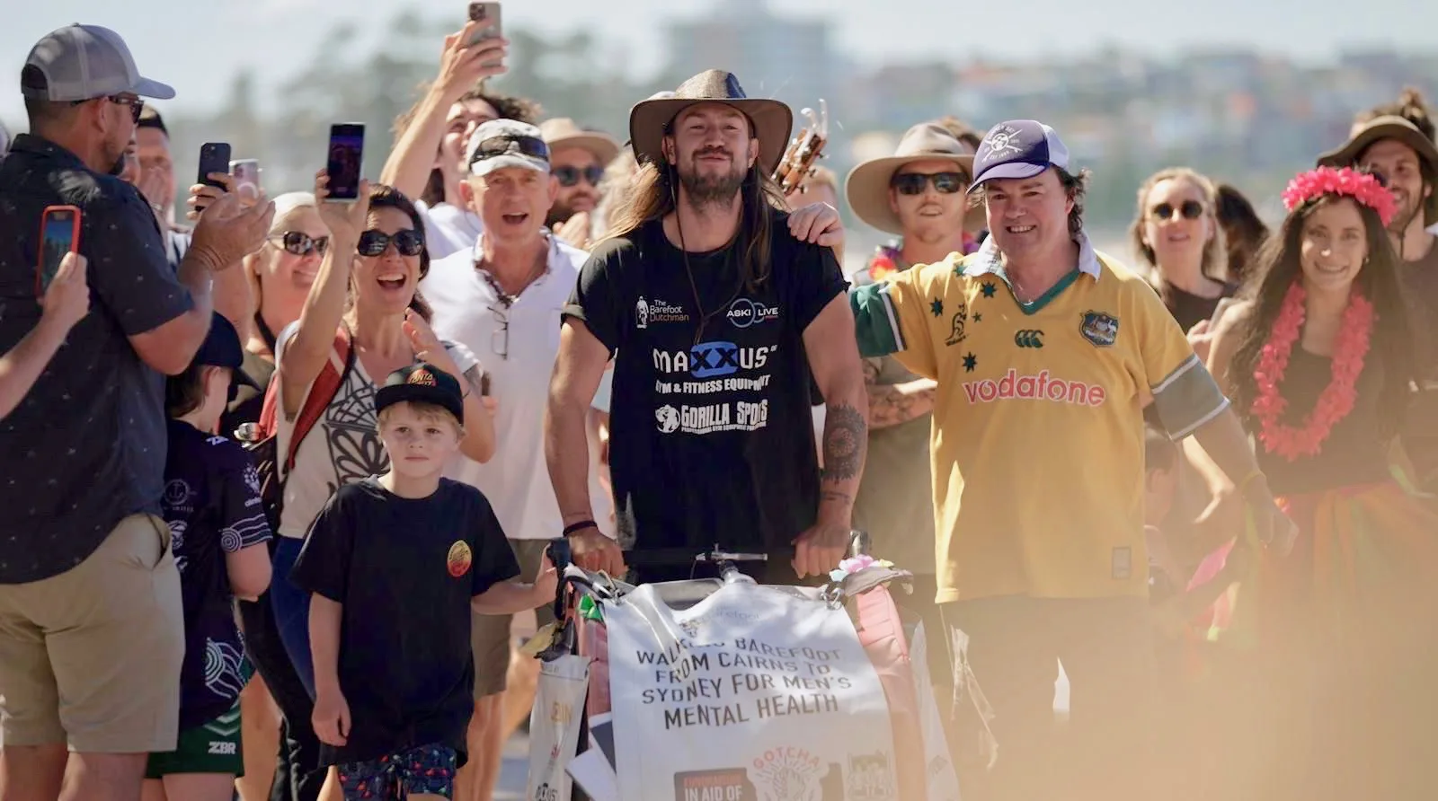 Anton loopt 3450 kilometer op blote voeten, tienduizenden euro's opgehaald