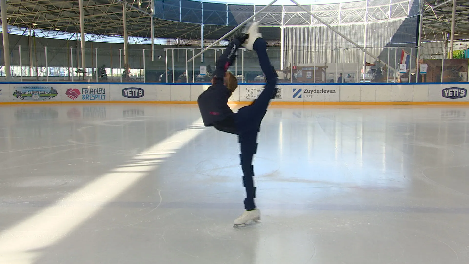 Toptalent Lindsay (16) schaatst eerste WK-finale: 'Ik heb er vooral heel veel zin in'