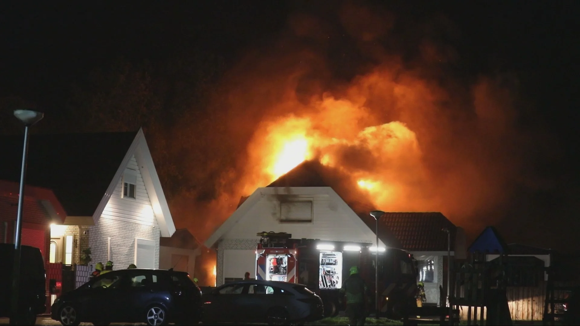 Vlammenzee verwoest huis en loods op woonwagenkamp in Wouw