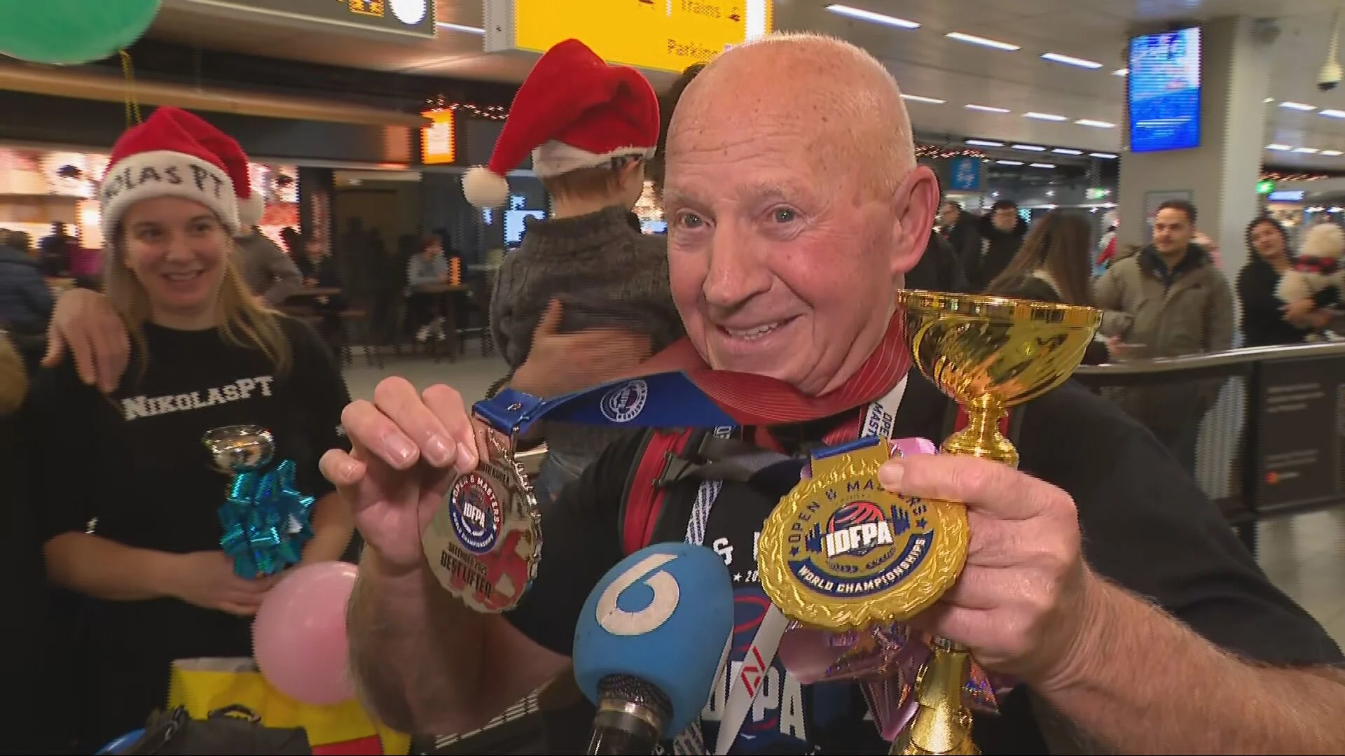 Wereldkampioen powerliften Frans (86) feestelijk onthaald op Schiphol