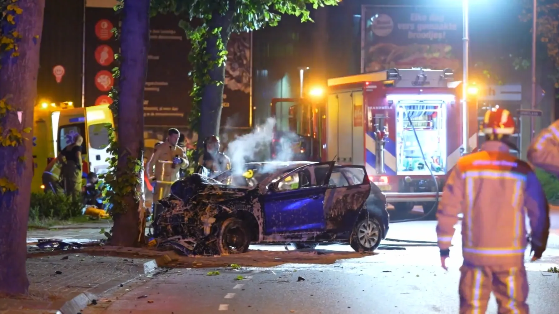 Auto crasht en brandt uit, bus rijdt door politieafzetting en bestuurder vecht met agent in Eindhoven