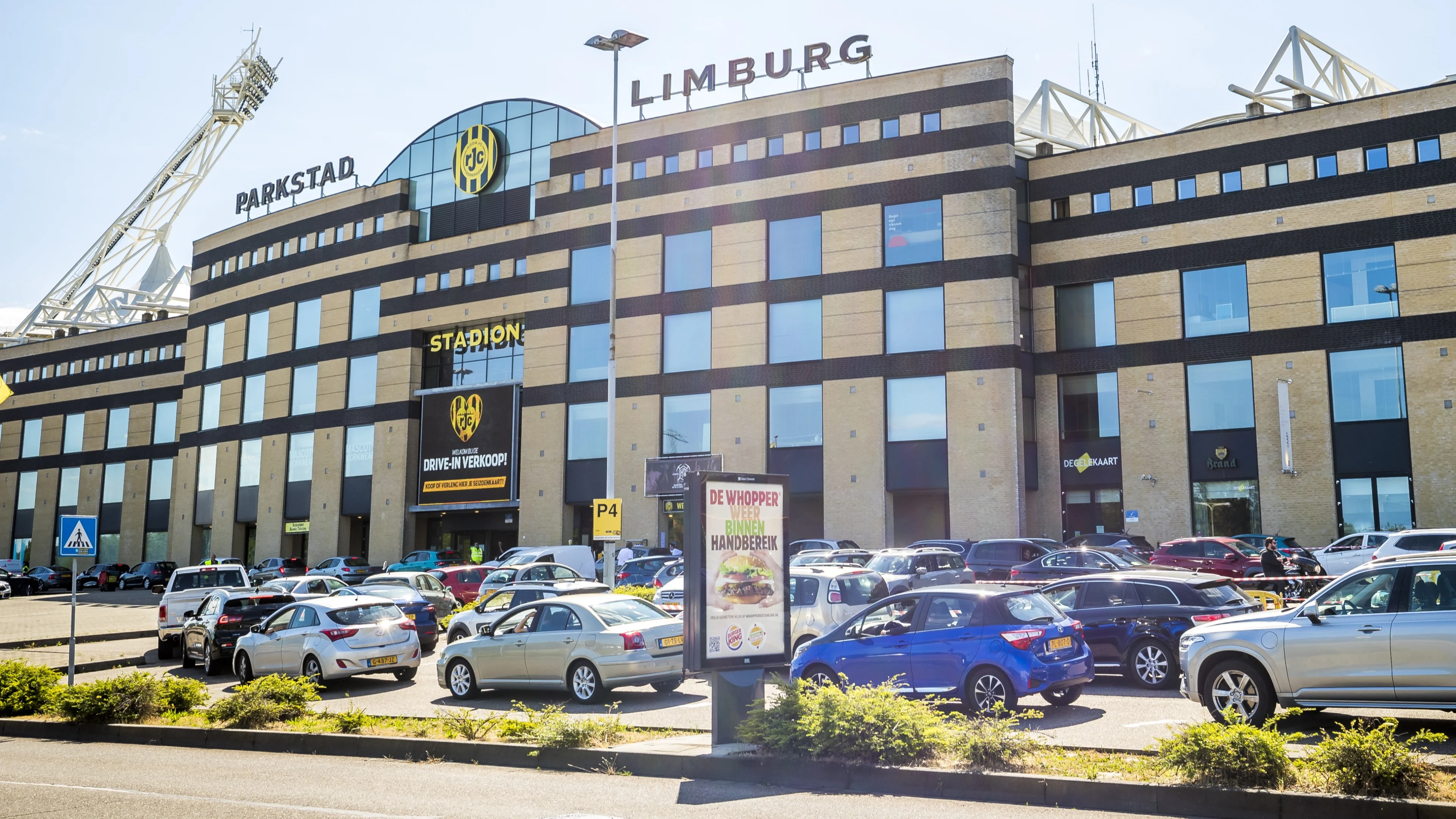 Roda JC zegt sorry tegen Dordrecht-keeper Biai voor oerwoudgeluiden supporters