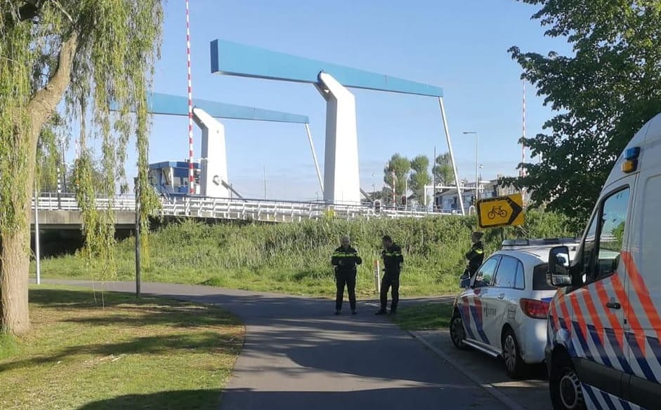 Kat opgehangen aan brug in Diemen: 'Dierenkwelling'