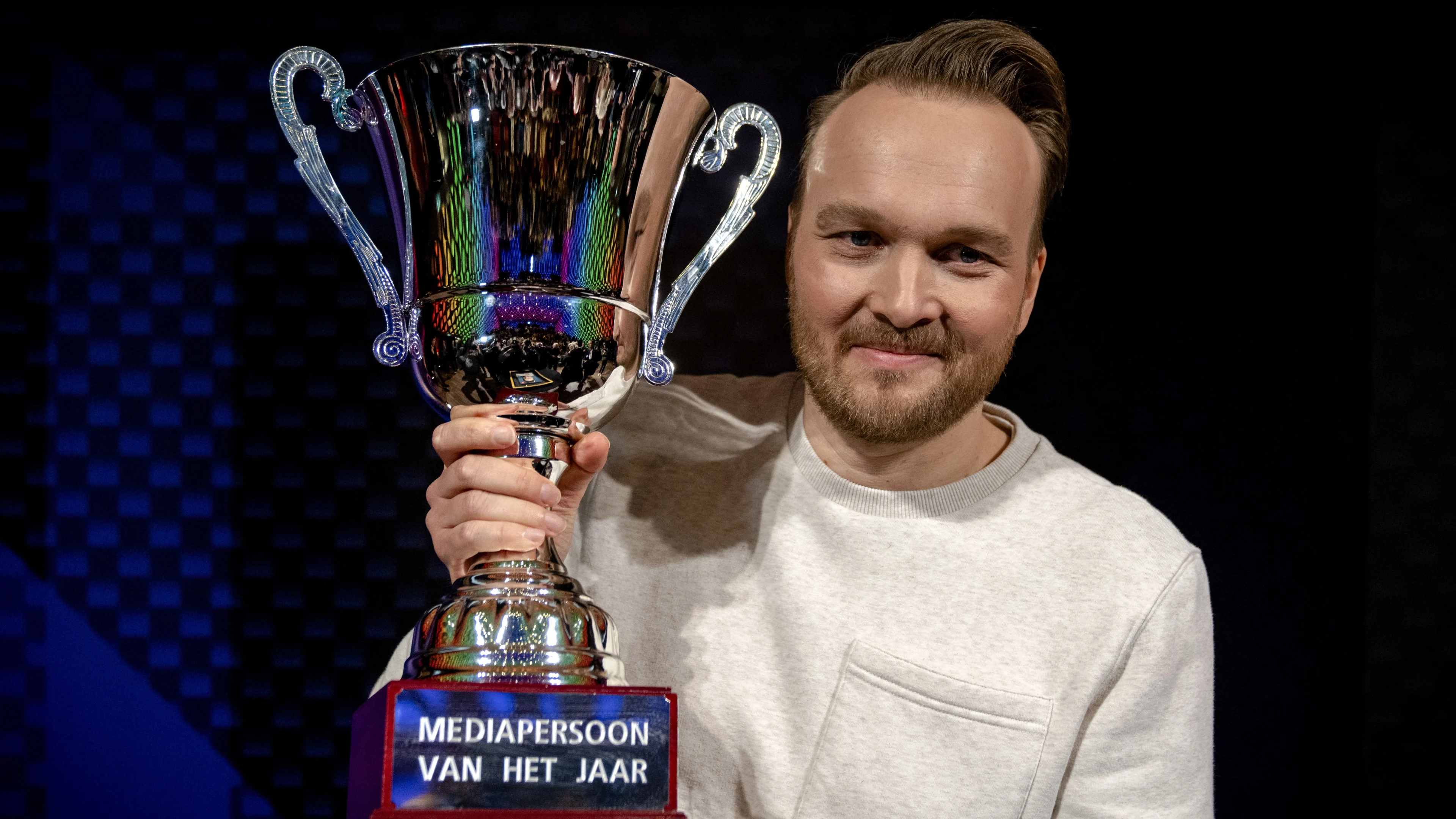 Arjen Lubach is eerste genderneutrale Mediapersoon van het Jaar