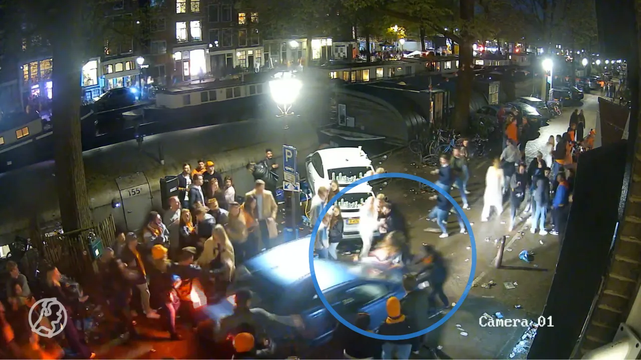 Bizarre beelden: auto rijdt feestvierders aan op Koningsdag in Amsterdam