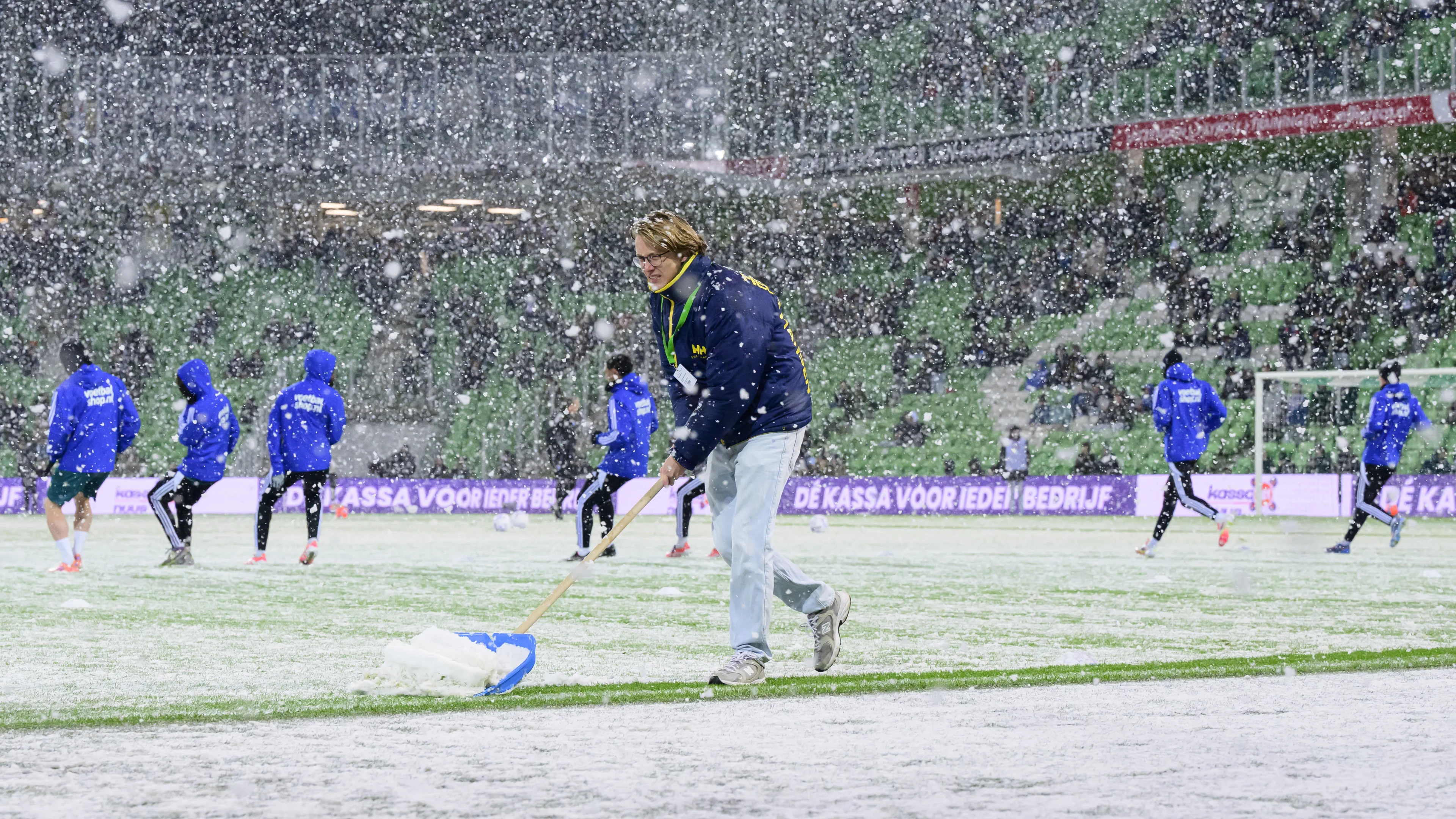 Groningen-PEC Zwolle twee keer stilgelegd vanwege te glad veld