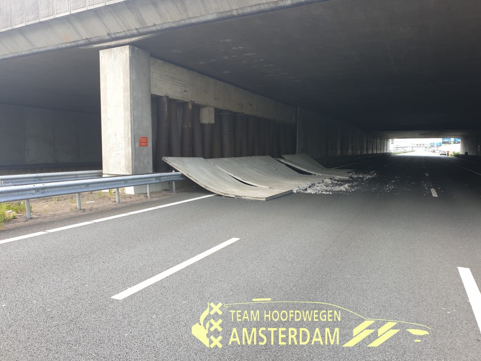Zijwand van viaduct over A10 losgeraakt, snelweg afgesloten