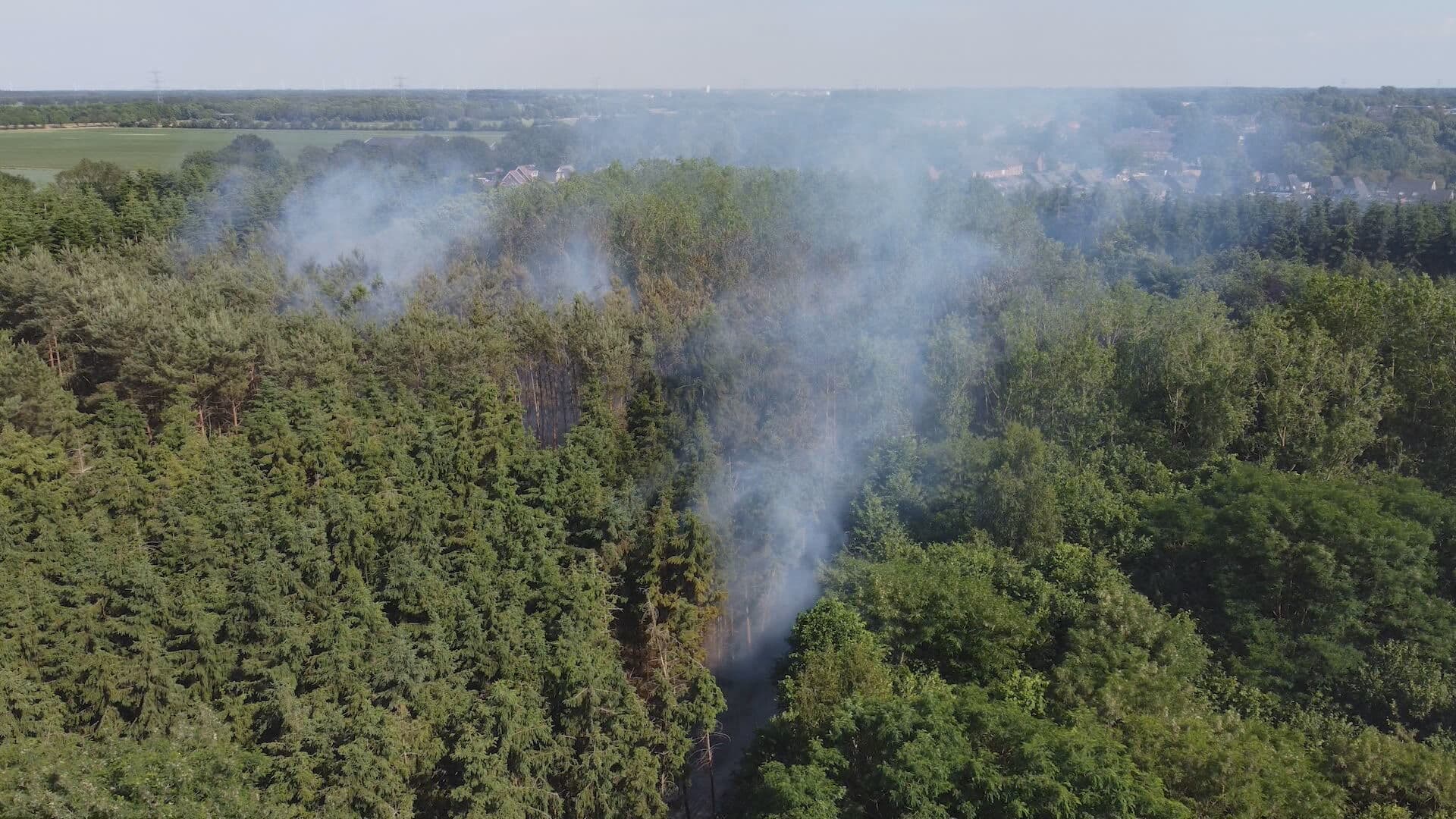 Bosbrand Musselkanaal onder controle, laatste haarden met drone geblust