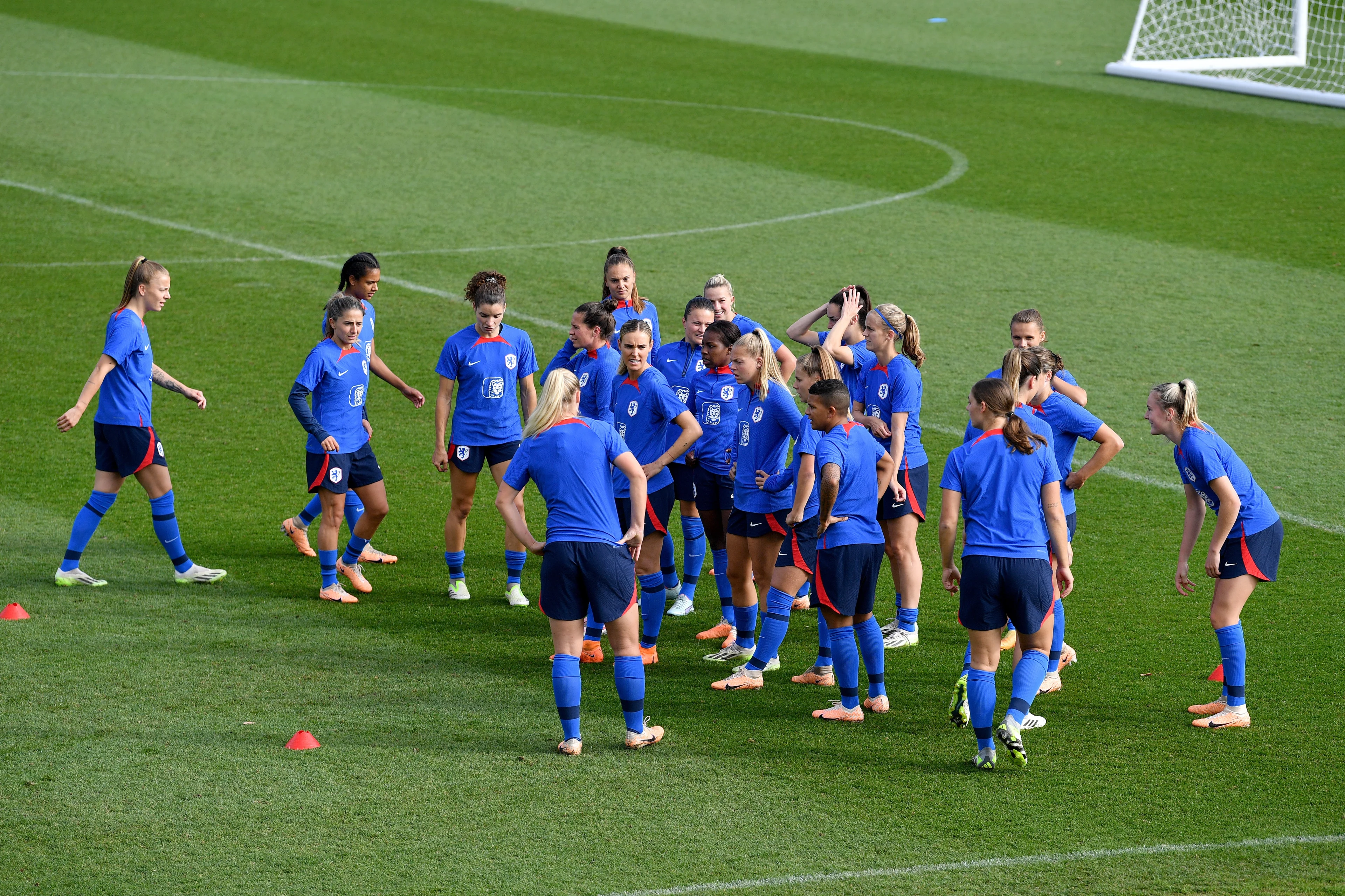 Oranje Leeuwinnen beginnen bijna aan WK, maar moeten trainen op 'gevaarlijk' cricketveld