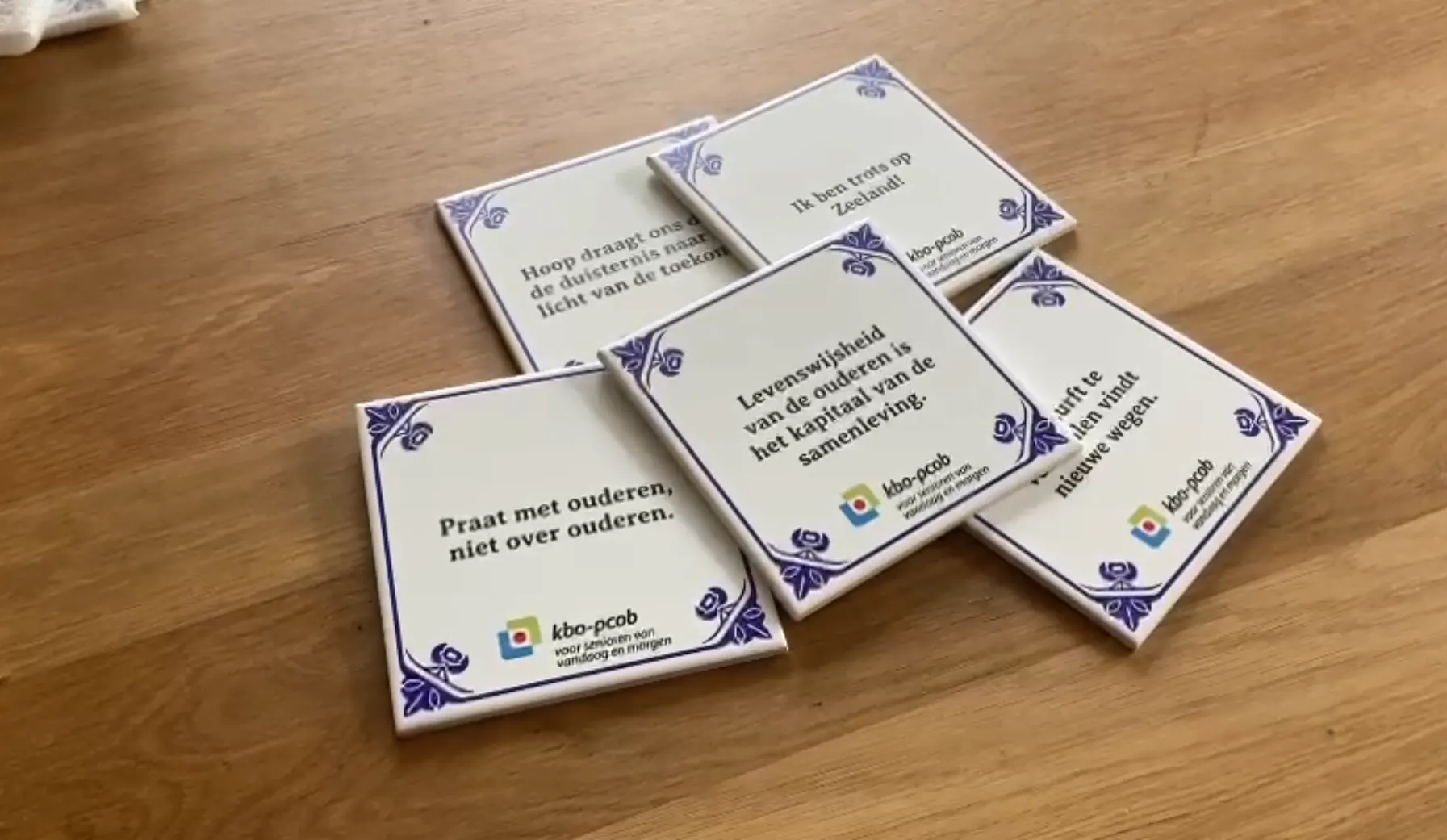 Catherine (83) zorgt met tegeltjeswijsheid dat Tweede Kamerleden ouderen niet vergeten