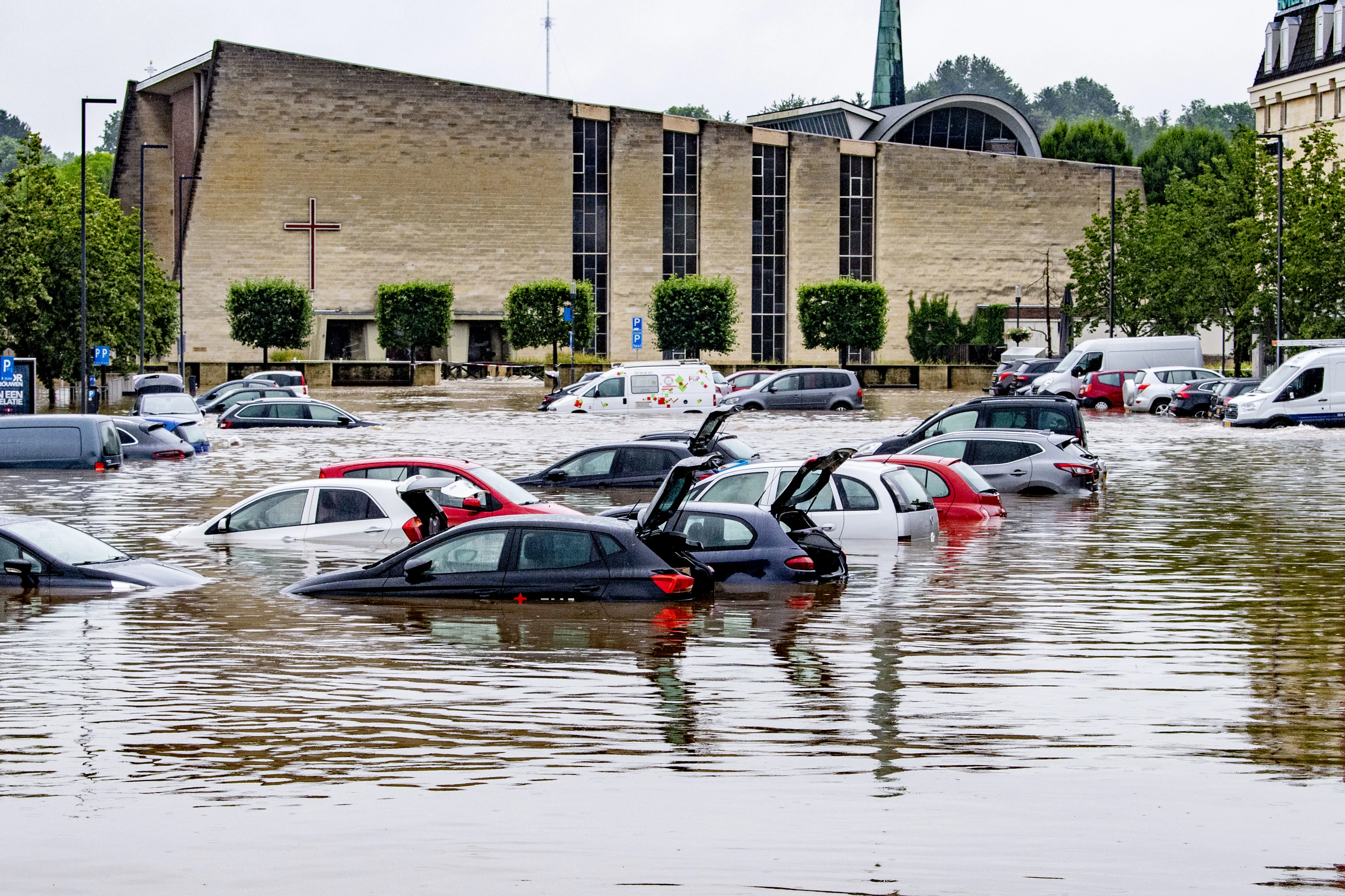 Limburg roept op: 'Ramptoeristen, blijf weg als je hier niks te zoeken hebt!'