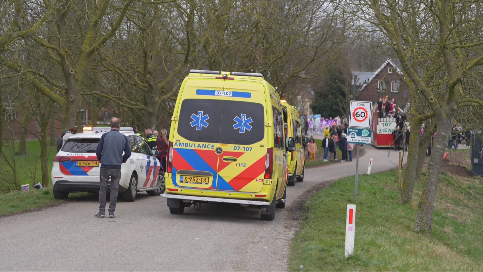 Carnavalswagen rijdt dijk af in Aerdt, bestuurder overreden door eigen voertuig