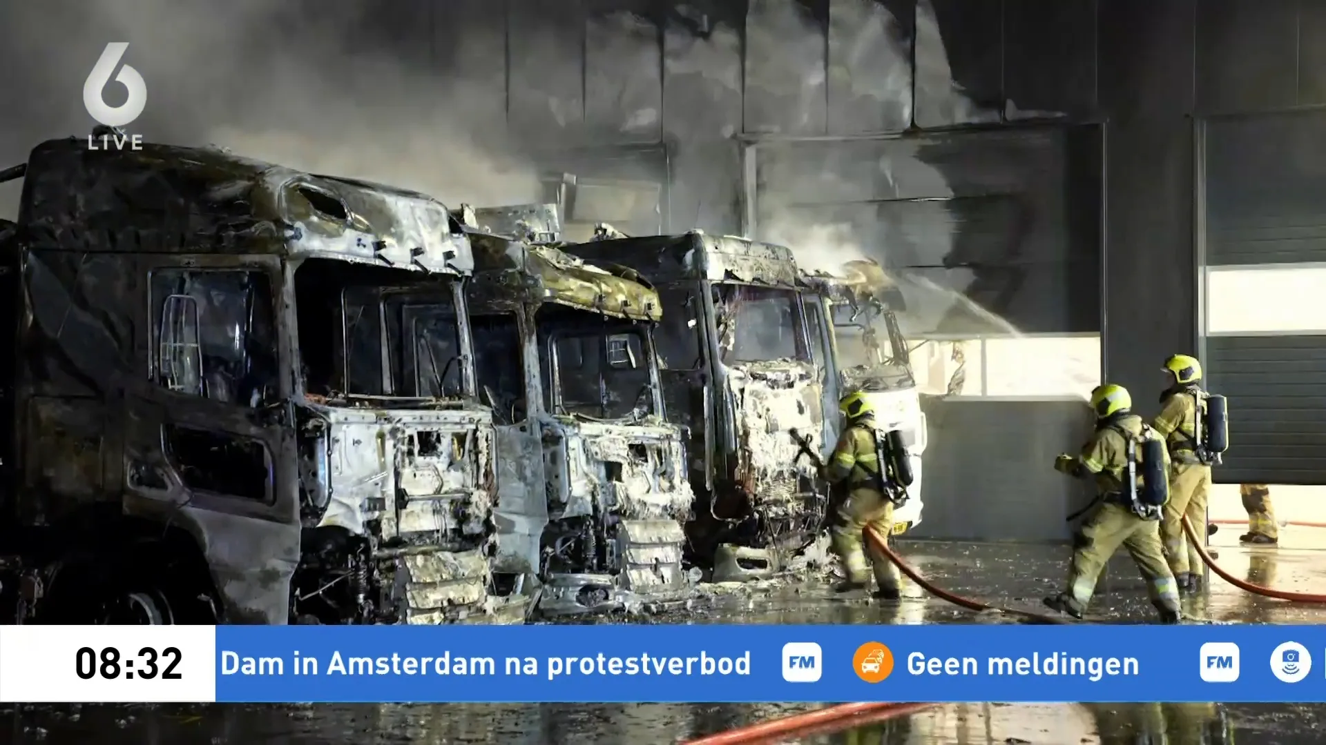 Heftige brand verwoest vier vrachtwagens en trailer van familiebedrijf in Oss