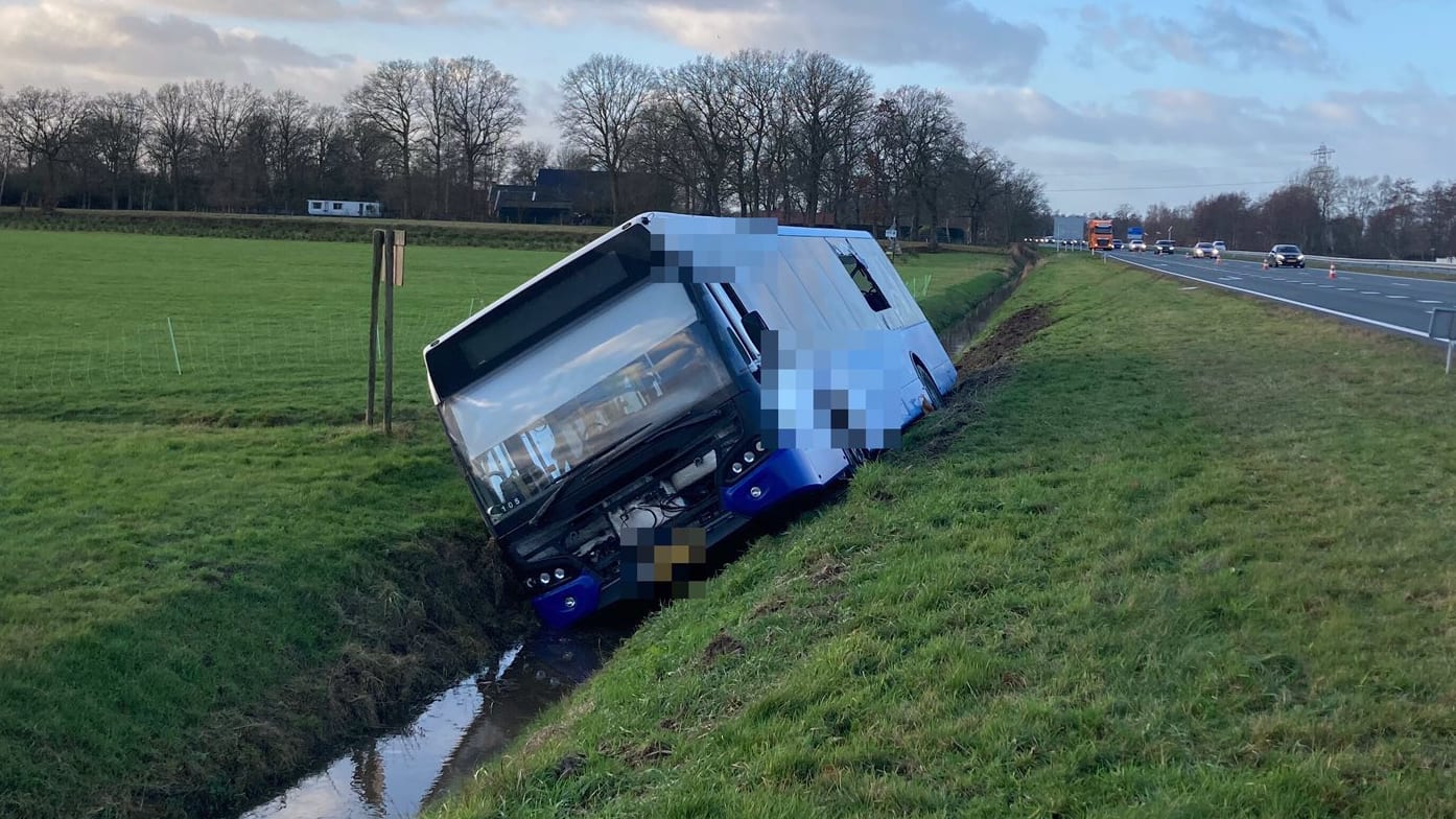 Lijnbus raakt van weg af en belandt in sloot bij Rottevalle