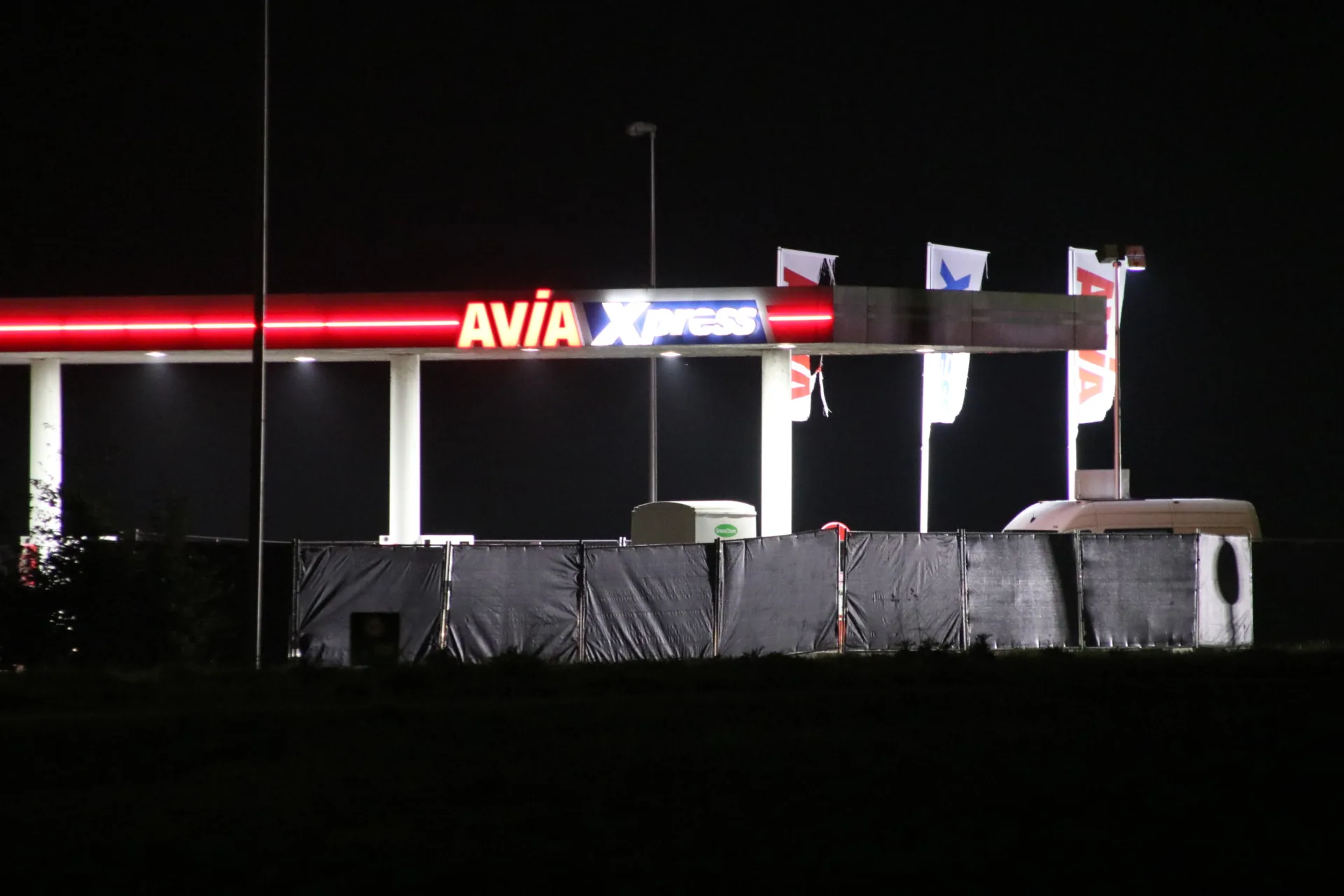 Dode in uitgebrande bestelbus bij tankstation Zeewolde