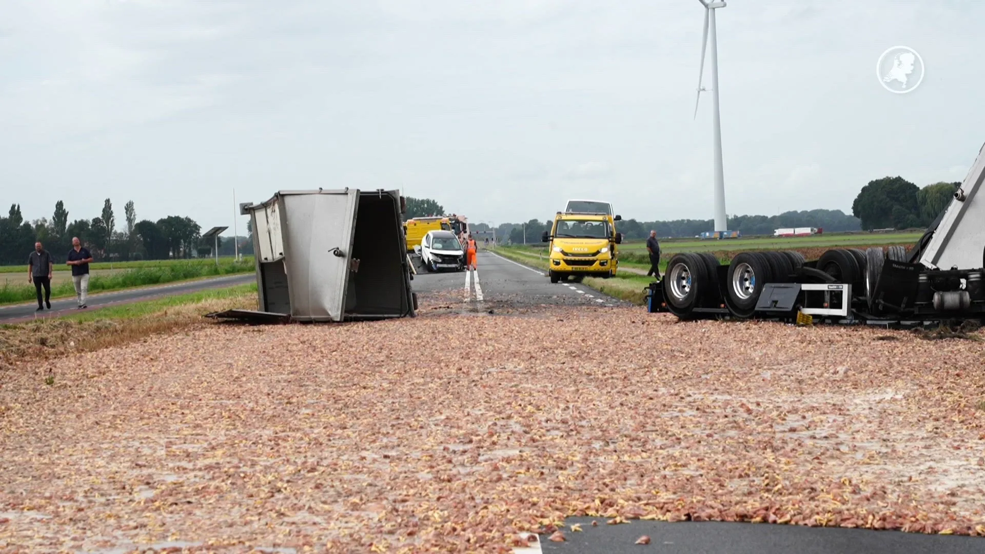 Vrachtwagen vol slachtafval kantelt op N307: weg compleet bezaaid