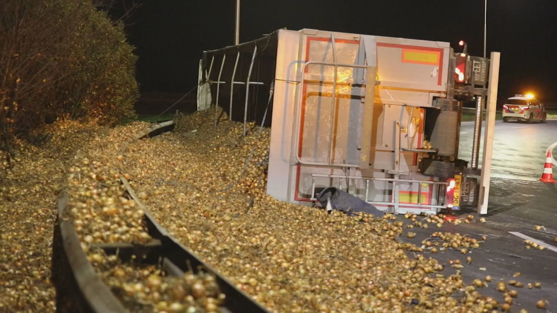 A58 bij knooppunt Zoomland bezaaid met uien na kantelen wagen