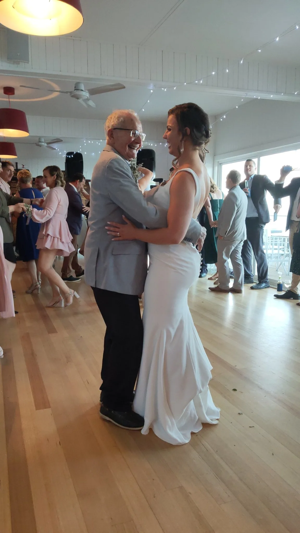 Dirk (99) veilig en gezond terug in Nederland na bruiloft kleindochter in Australië