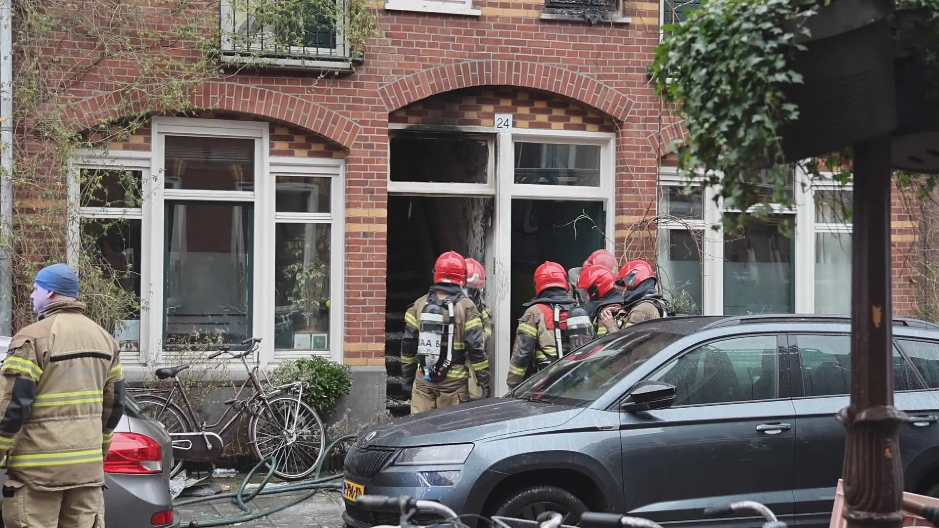 Kat dood en meerdere mensen naar ziekenhuis na brand in pand Amsterdam