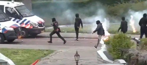 Politie moet vuurwerk, stenen en verkeersborden ontwijken tijdens rellen bij training Feyenoord 