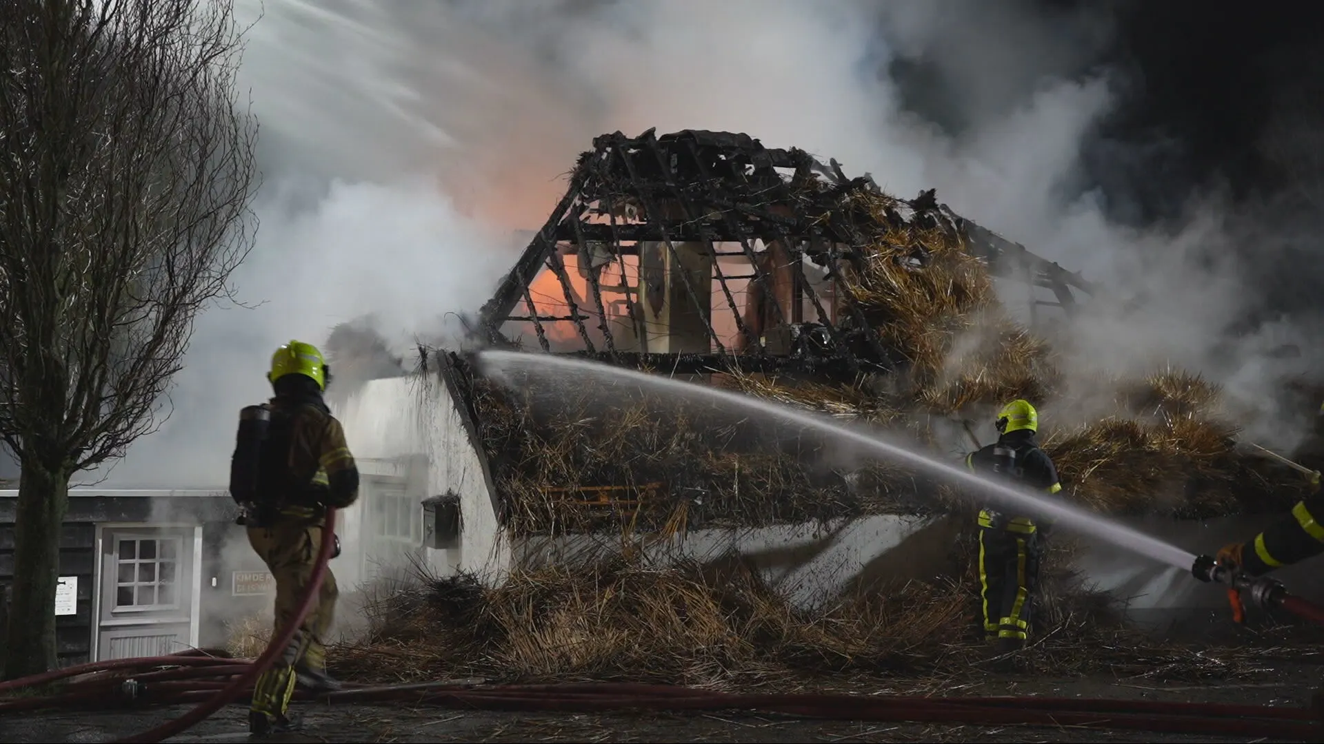 Grote brand legt rieten kap Almkerk in as
