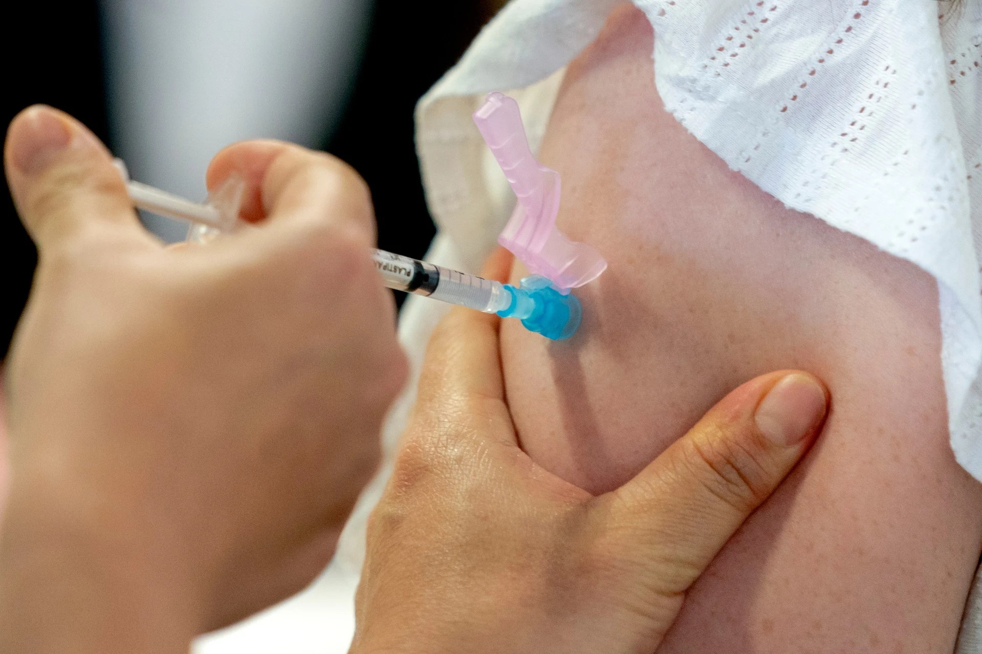 Vaccineren in coronabrandhaard Amsterdam van start, eerste zorgmedewerkers geprikt