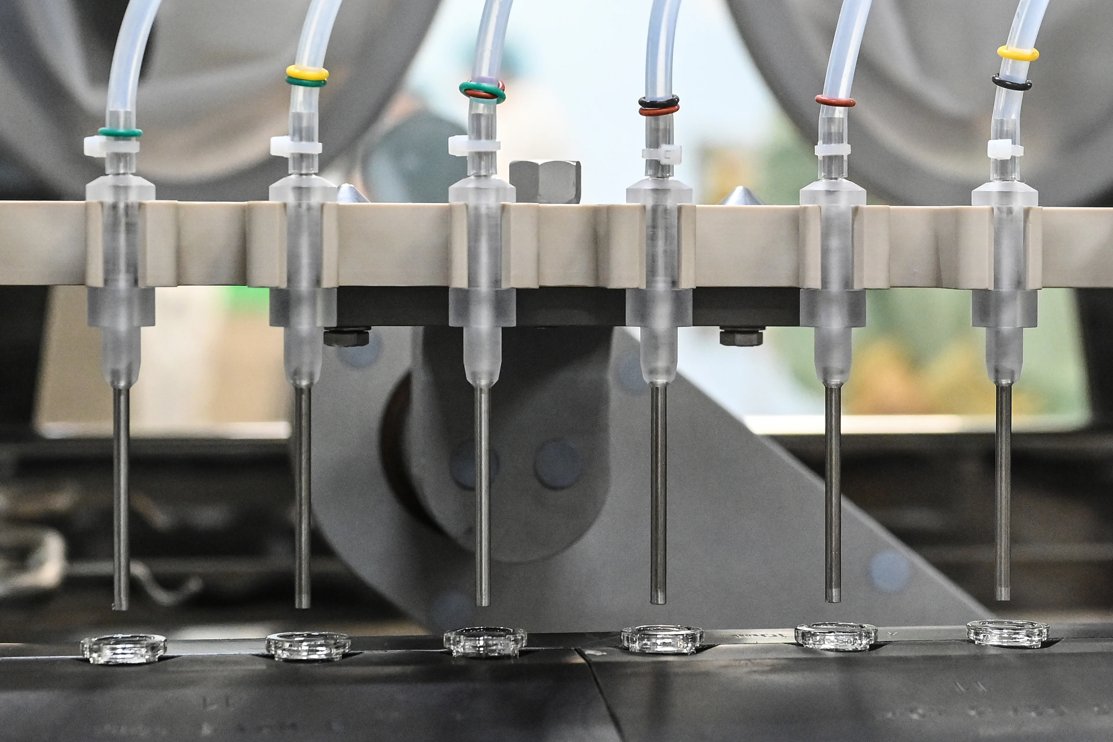 Onderzoek coronavaccin hervat na onbekende bijwerking bij proefpersoon